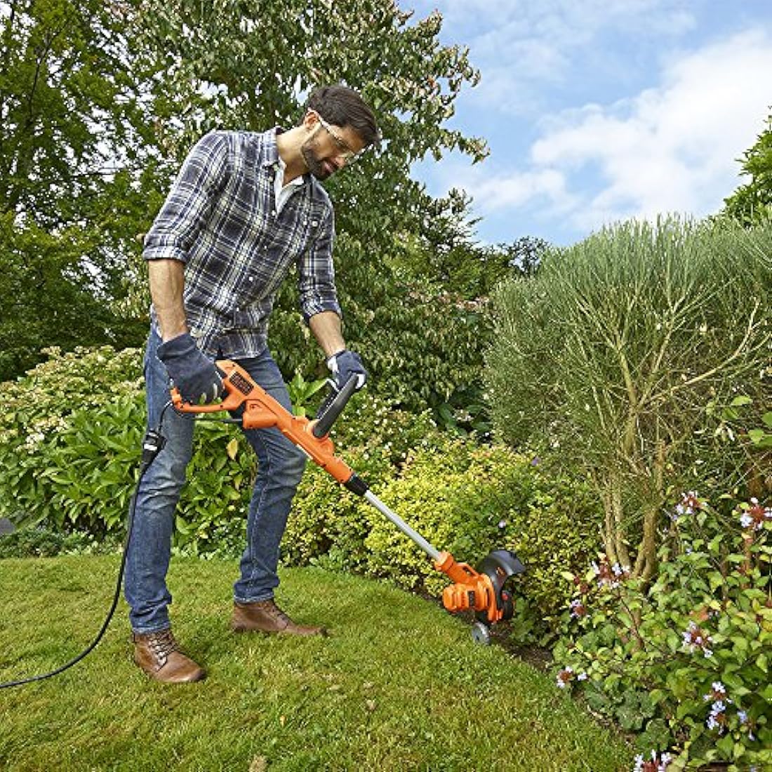 BLACK+DECKER Electric Strimmer – 550W Grass Trimmer with 30cm Swath