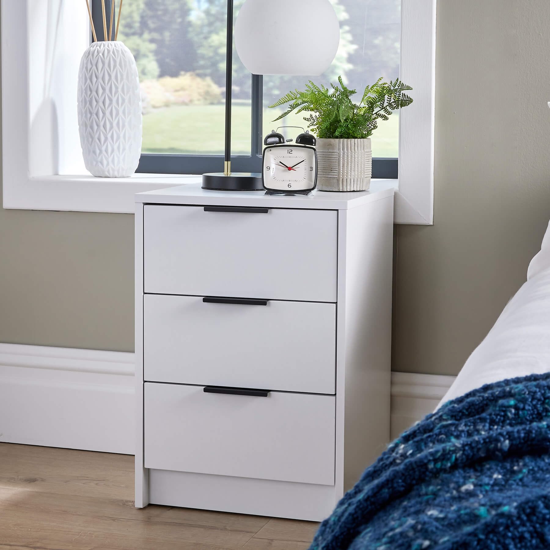 White 3-Drawer Nightstand – Modern Bedside Cabinet Unit