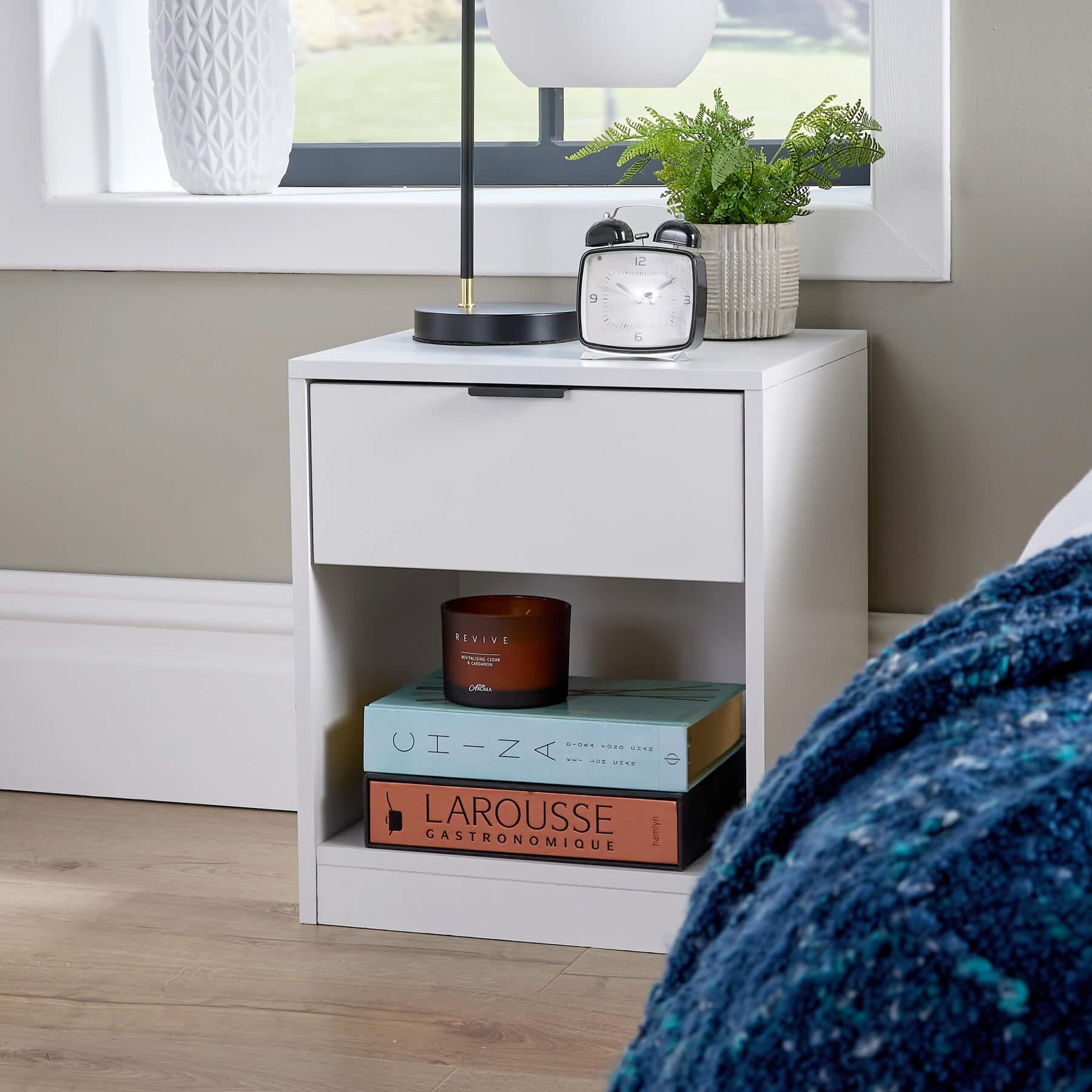 White Bedside Cabinet – 1 Drawer Modern Nightstand