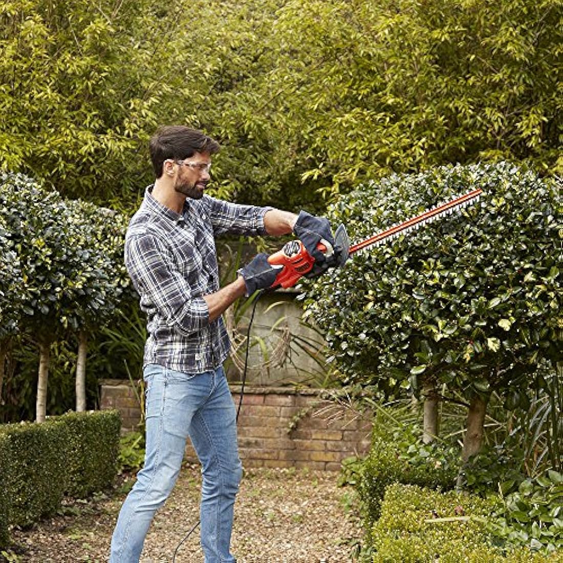 Black + Decker 45cm Electric Hedge Trimmer – 420W Dual Action Blade