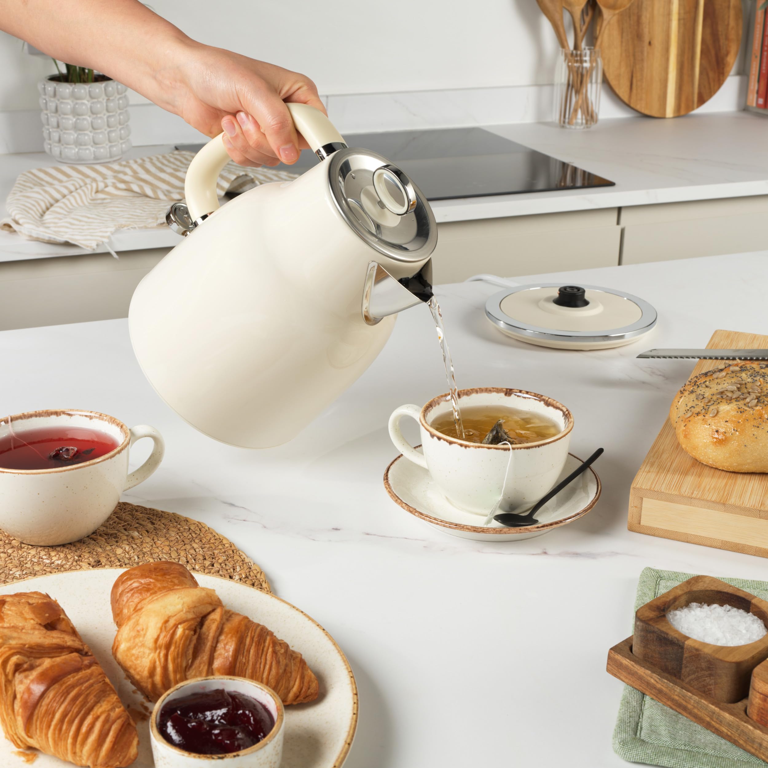 Salter Retro 1.7L Kettle – 3KW Rapid Boil Cordless Design, Cream