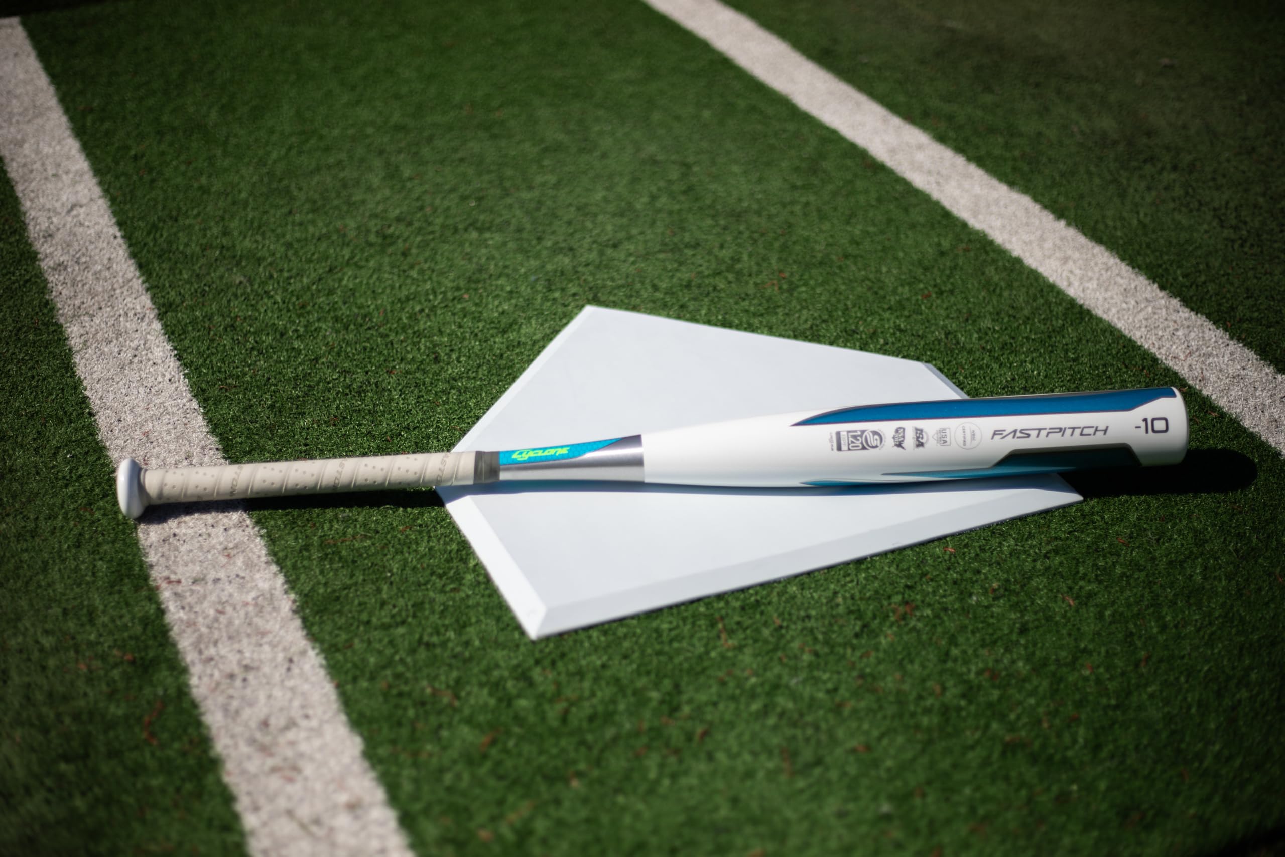 Easton Cyclone Fastpitch Softball Bat | ALX50 Alloy | -10 Drop | 31"