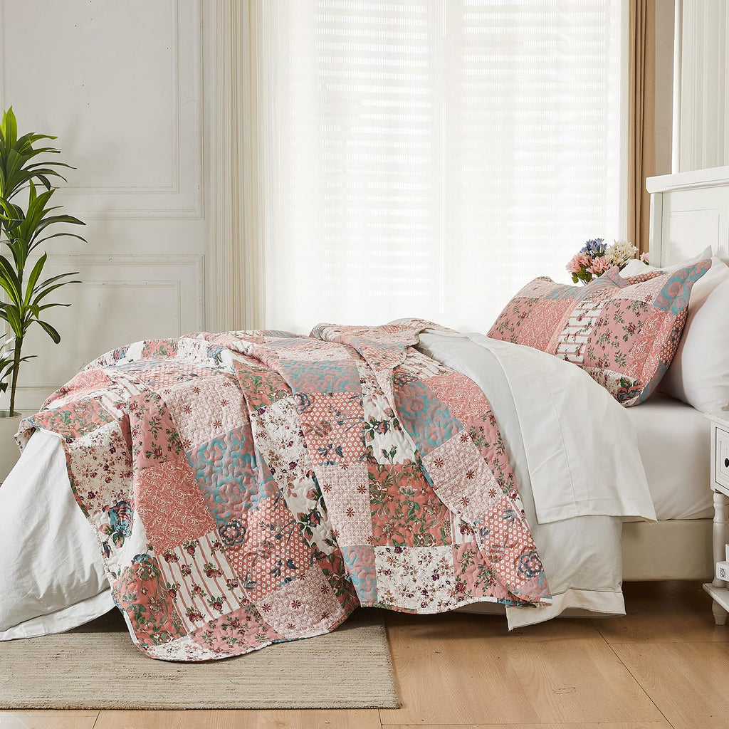 Qucover Pink Floral Patchwork Bedspread Set – 3-Piece Double Quilted Quilt