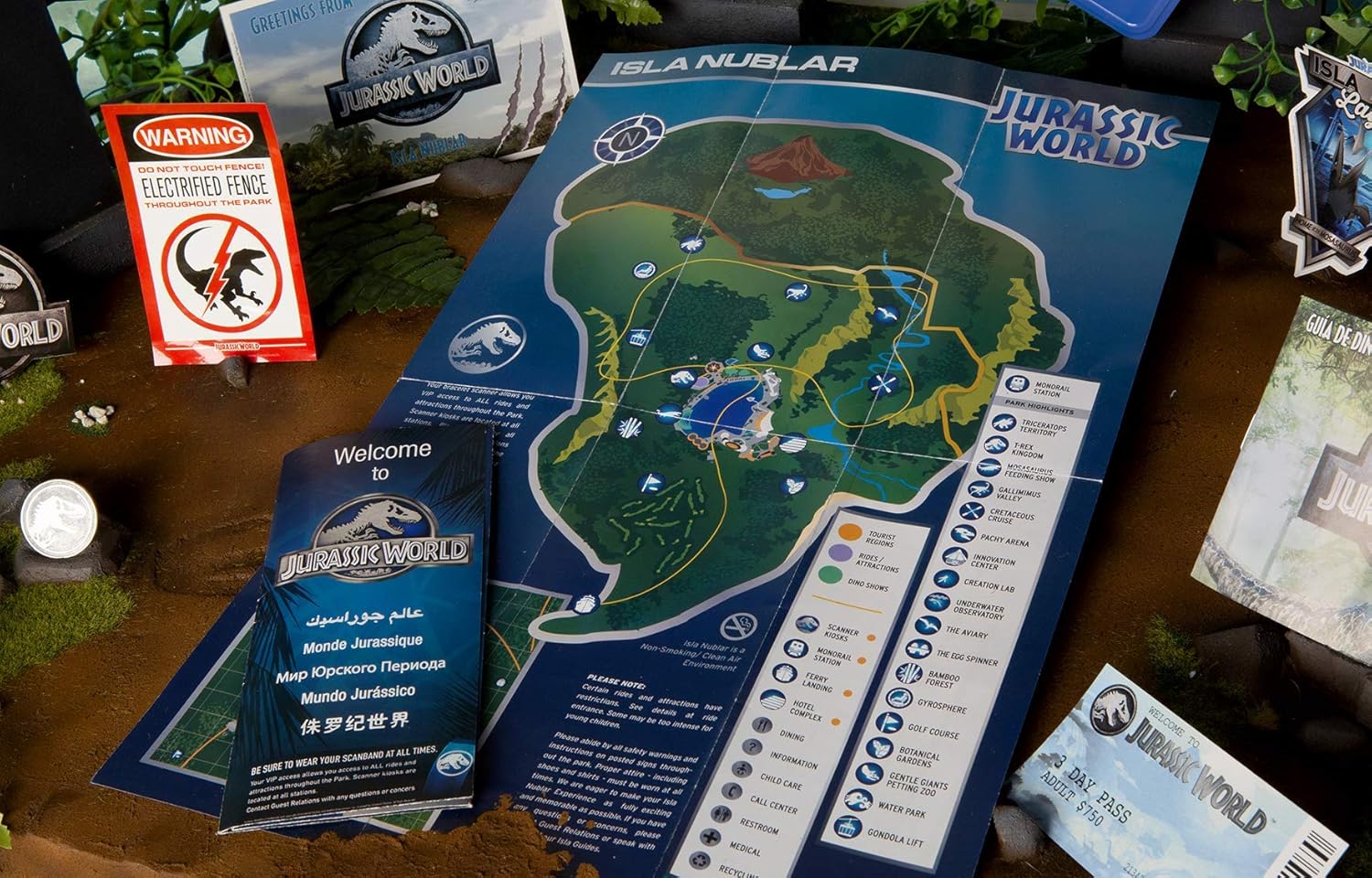 Jurassic World Deluxe Collector Kit by Snaps – 13 Piece Movie Box