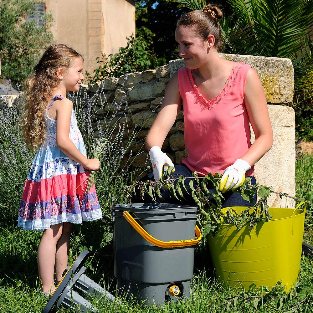 Hozelock Biomix Liquid Fertilizer - Natural Plant Feed Maker
