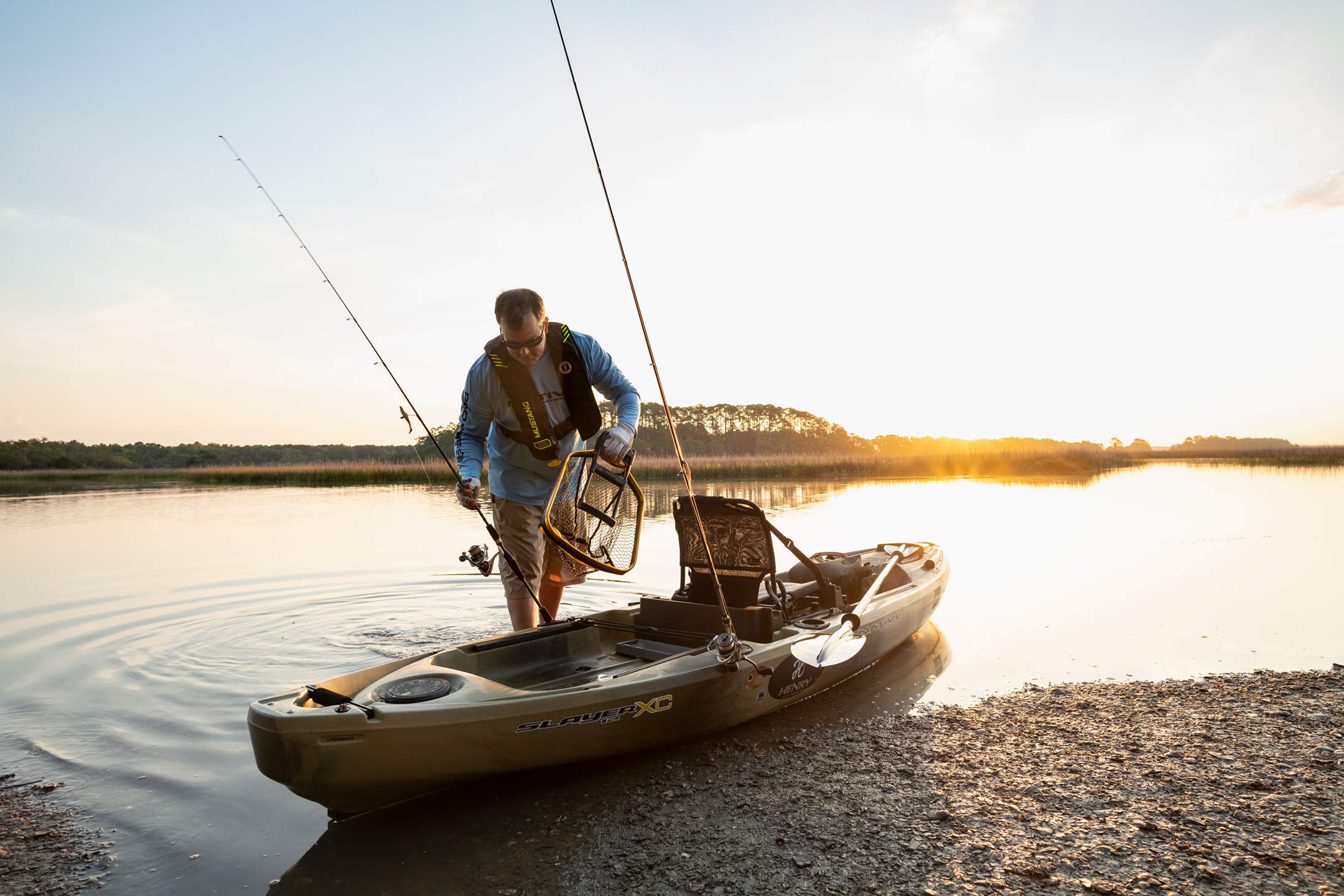 Frabill Trophy Haul Bearclaw Fishing Net | One-Handed Design with Light