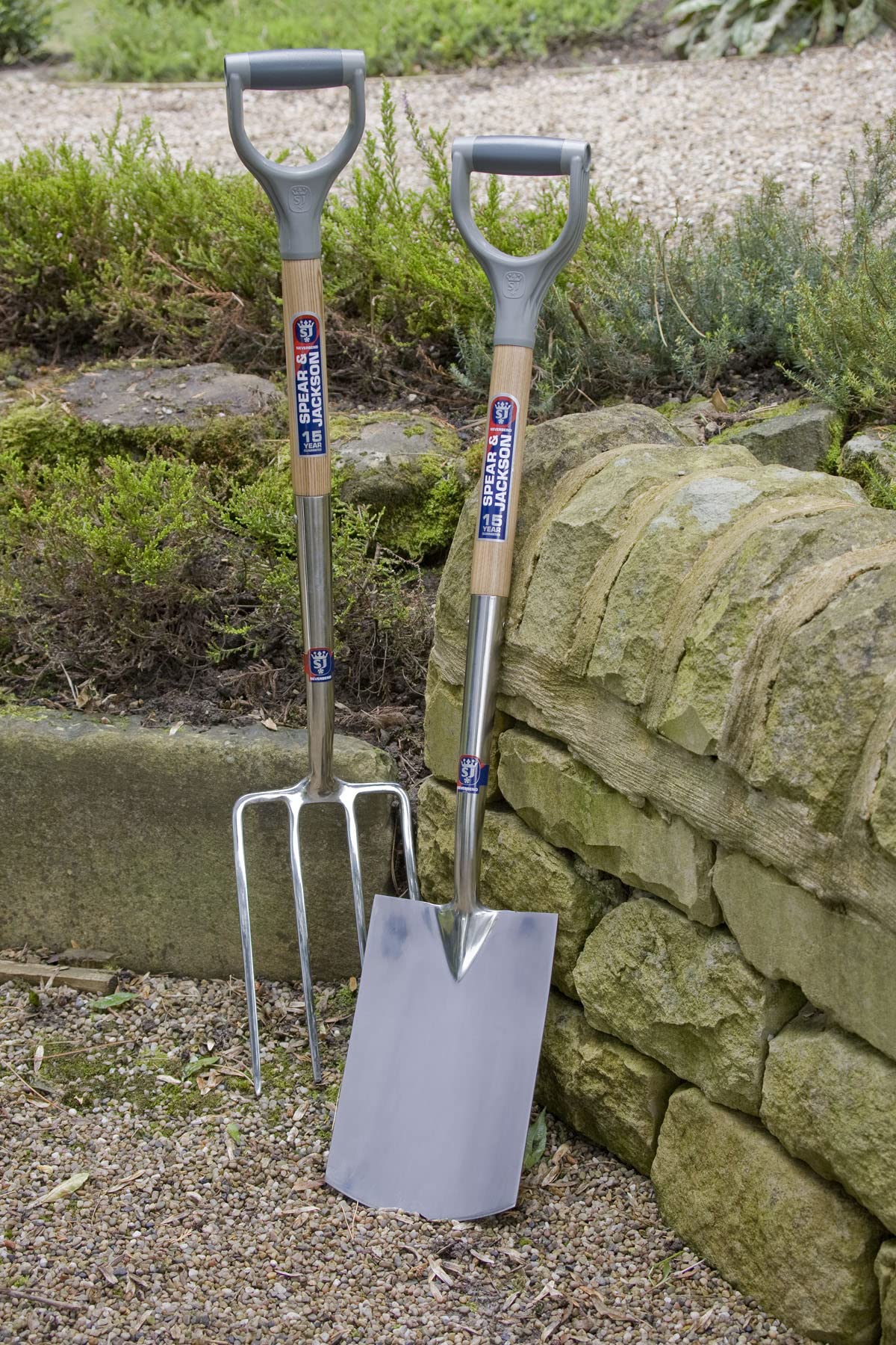 Spear & Jackson Neverbend Stainless Steel Border Spade – Blue Handle
