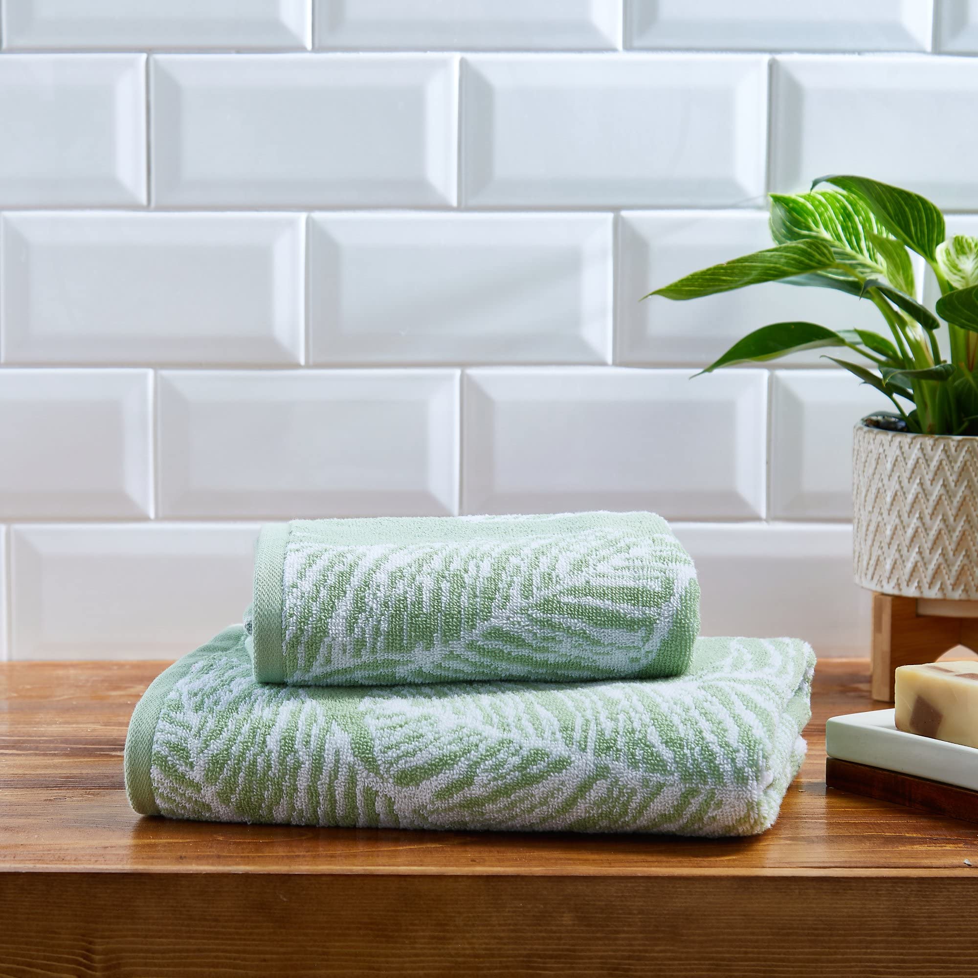 Fusion Matteo Green Leaf Bath Towel – 100% Cotton Tropical Print