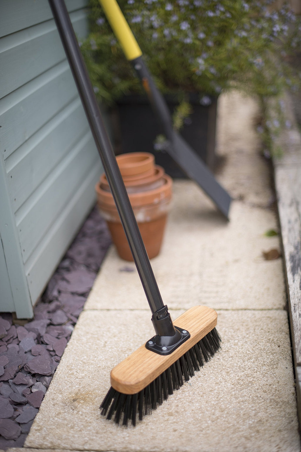 Addis Essentials Outdoor Broom – Stiff Bristles & Metal Handle, 27.5cm