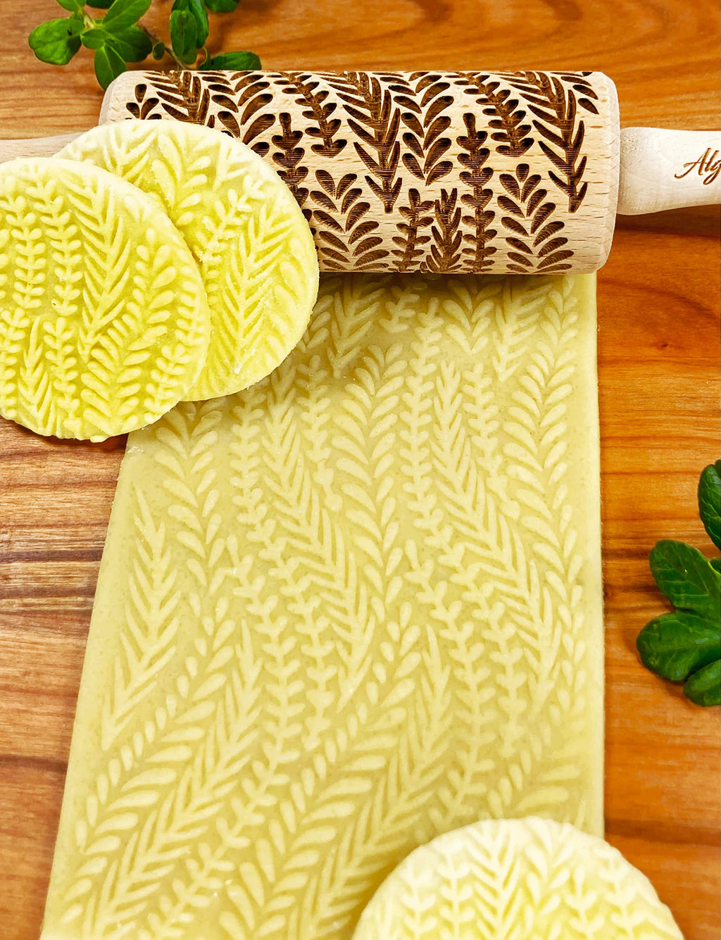 Floral Textured Rolling Pin – Engraved Beech Wood Dough Roller
