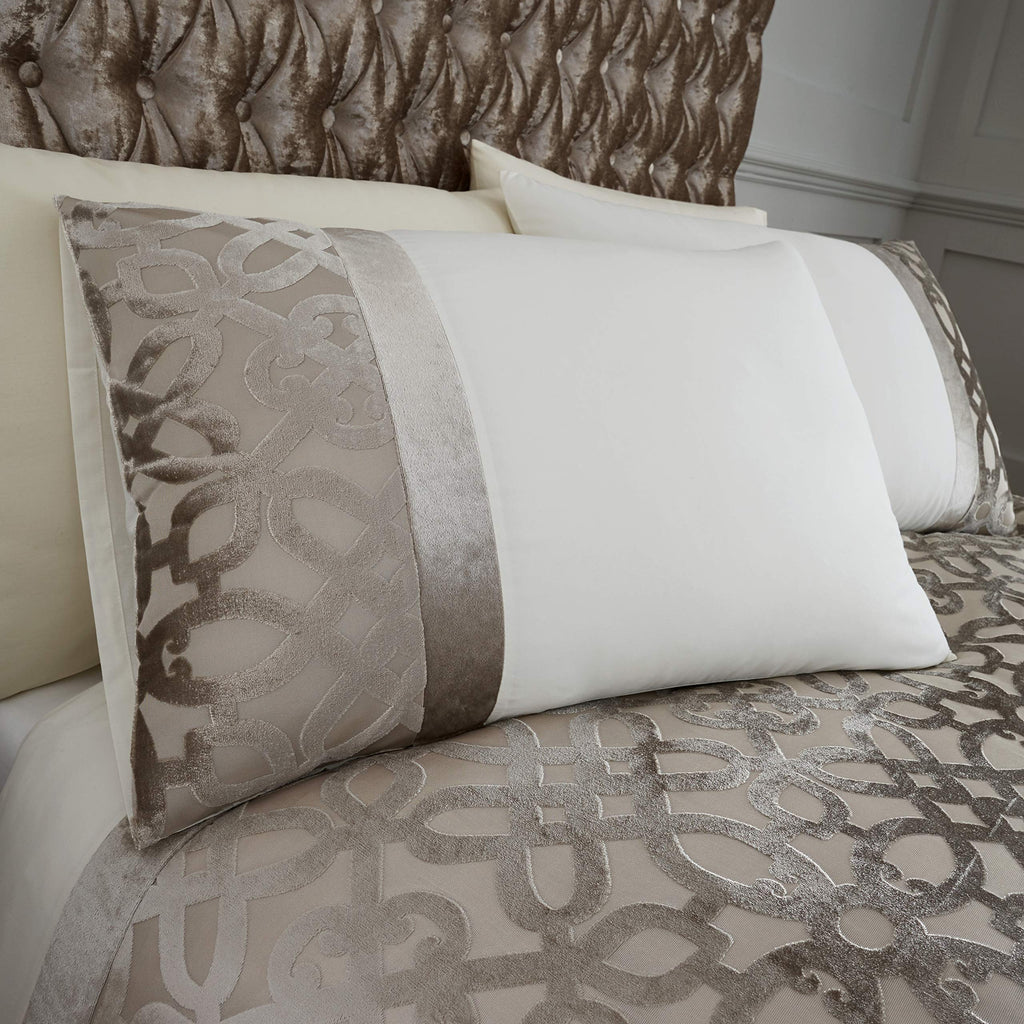 Catherine Lansfield Lattice Cut Velvet Super King Duvet Cover Set – Natural