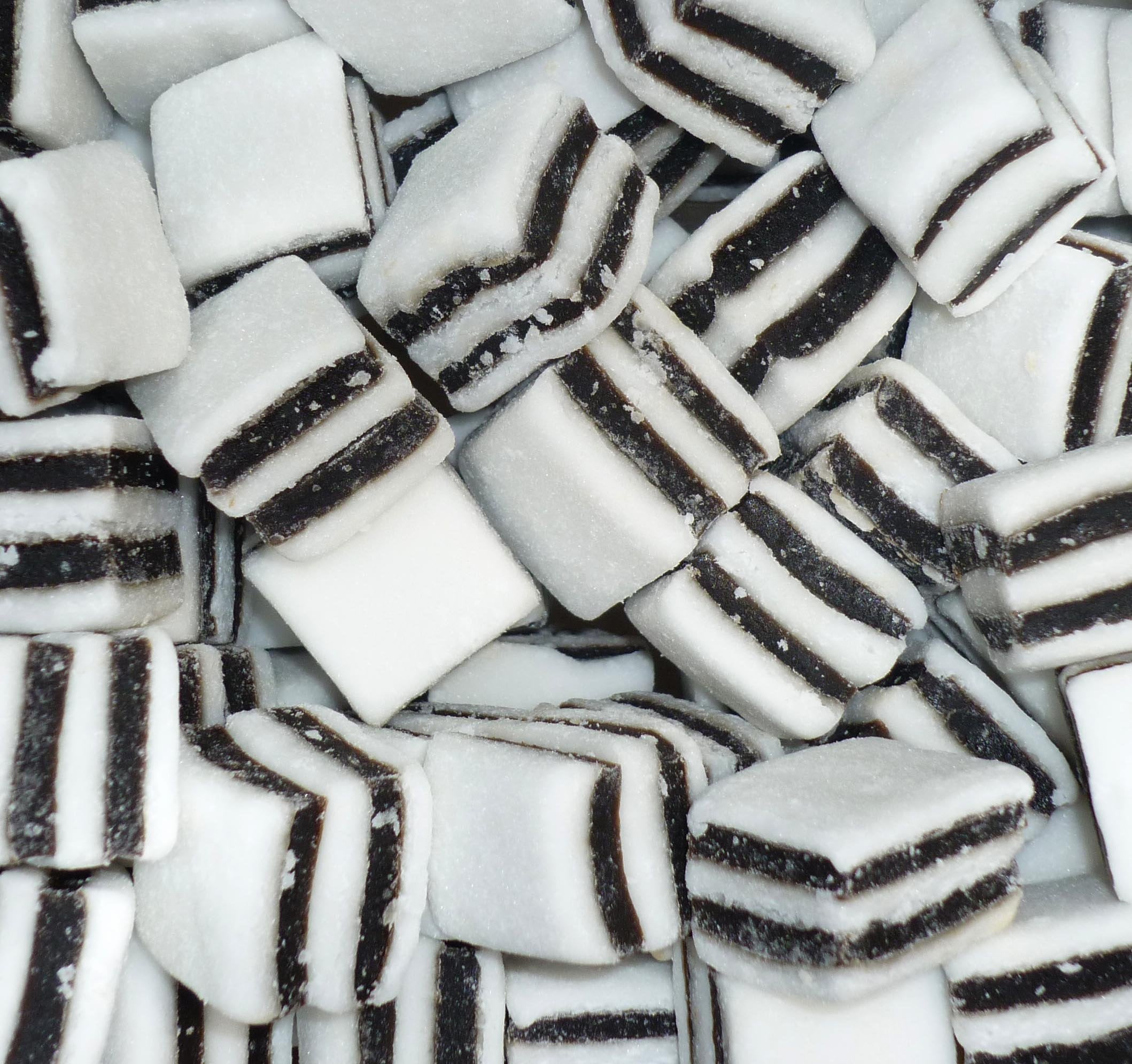 Jolof Store Black and White Mints – Liquorice & Mint Fondant (1kg Bag)