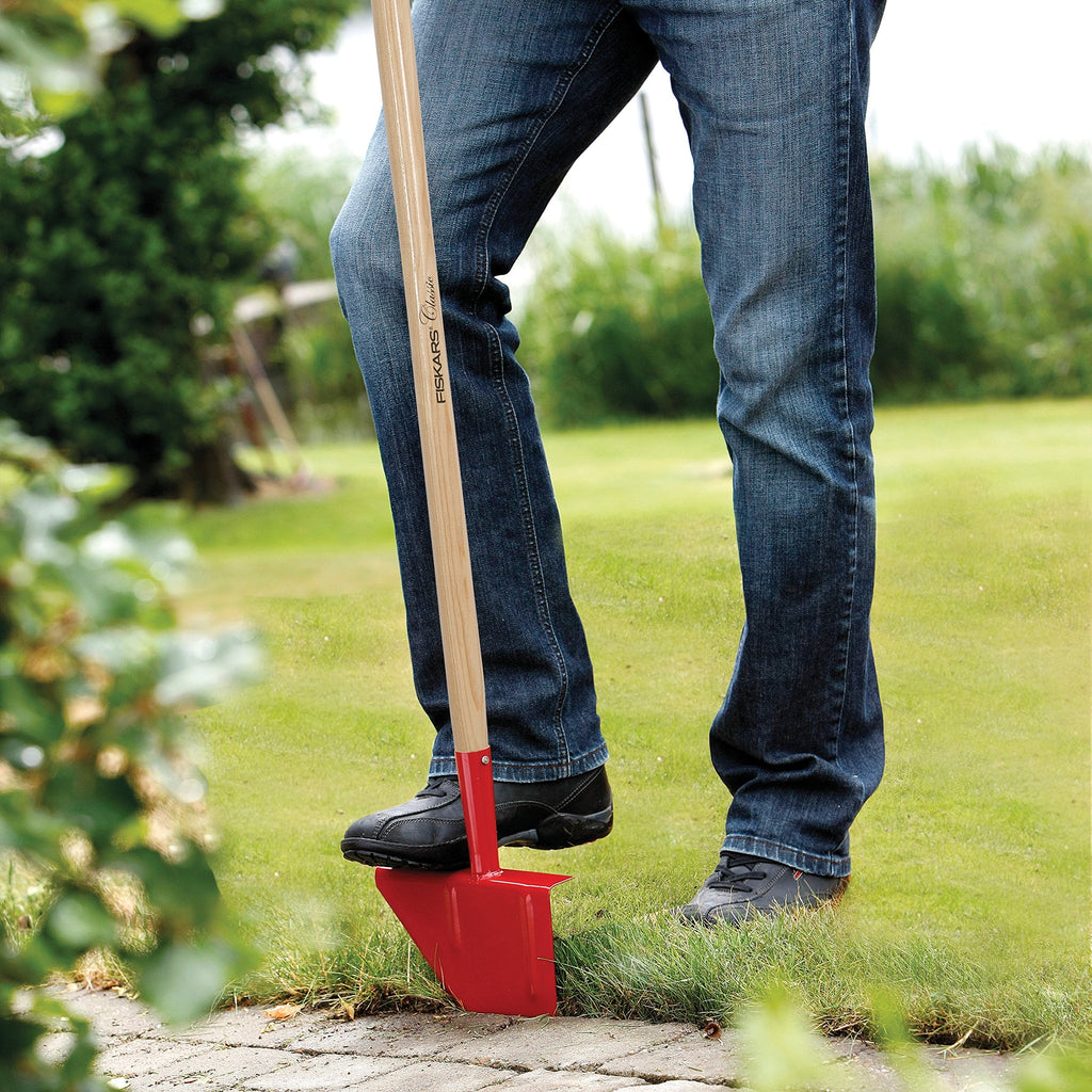 Fiskars Classic Lawn Edger – Boron Steel Head & Ash Wood Handle, 104cm