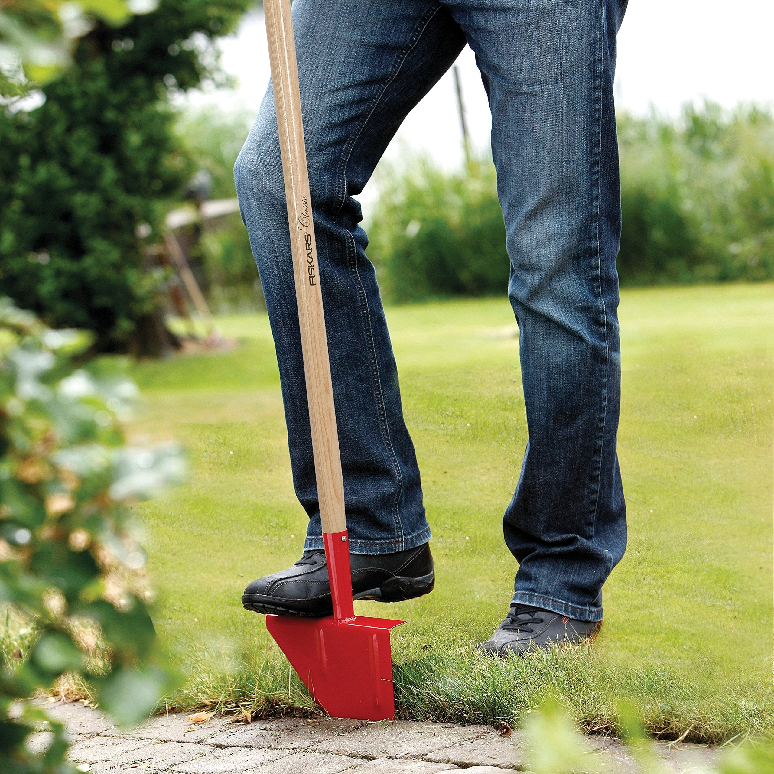Fiskars Classic Lawn Edger – Boron Steel Head & Ash Wood Handle, 104cm