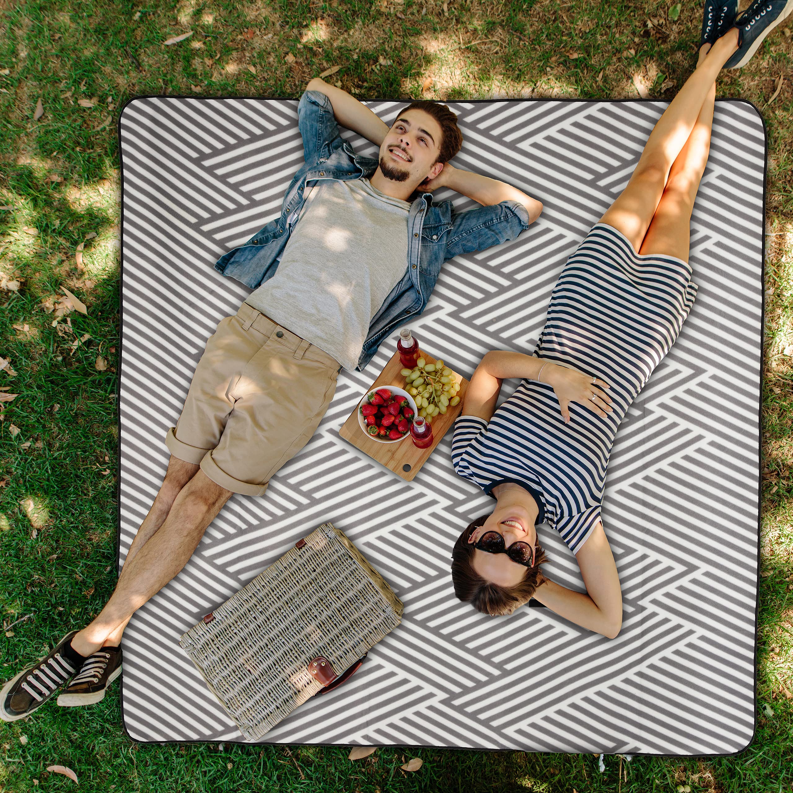 Relaxdays XXL Picnic Blanket | Insulated 200x200cm Folding Beach Rug