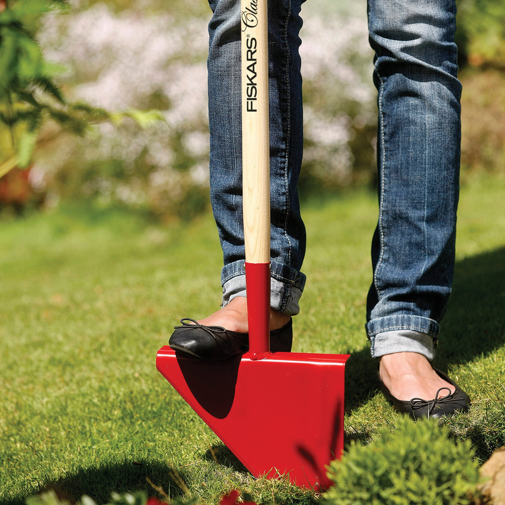 Fiskars Classic Lawn Edger – Boron Steel Head & Ash Wood Handle, 104cm