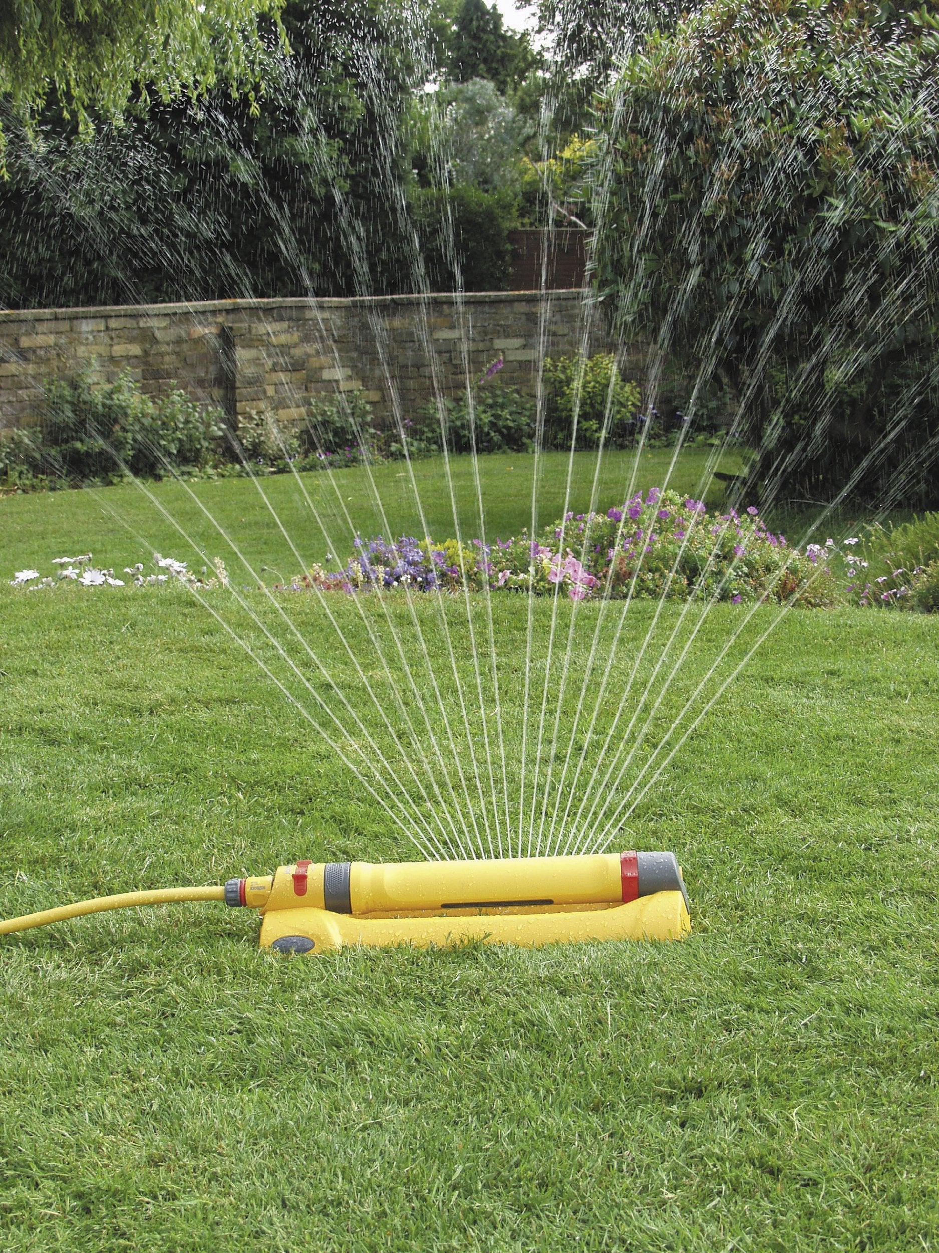 Hozelock Rectangular Oscillating Sprinkler Pro – 200m² Lawn Sprayer