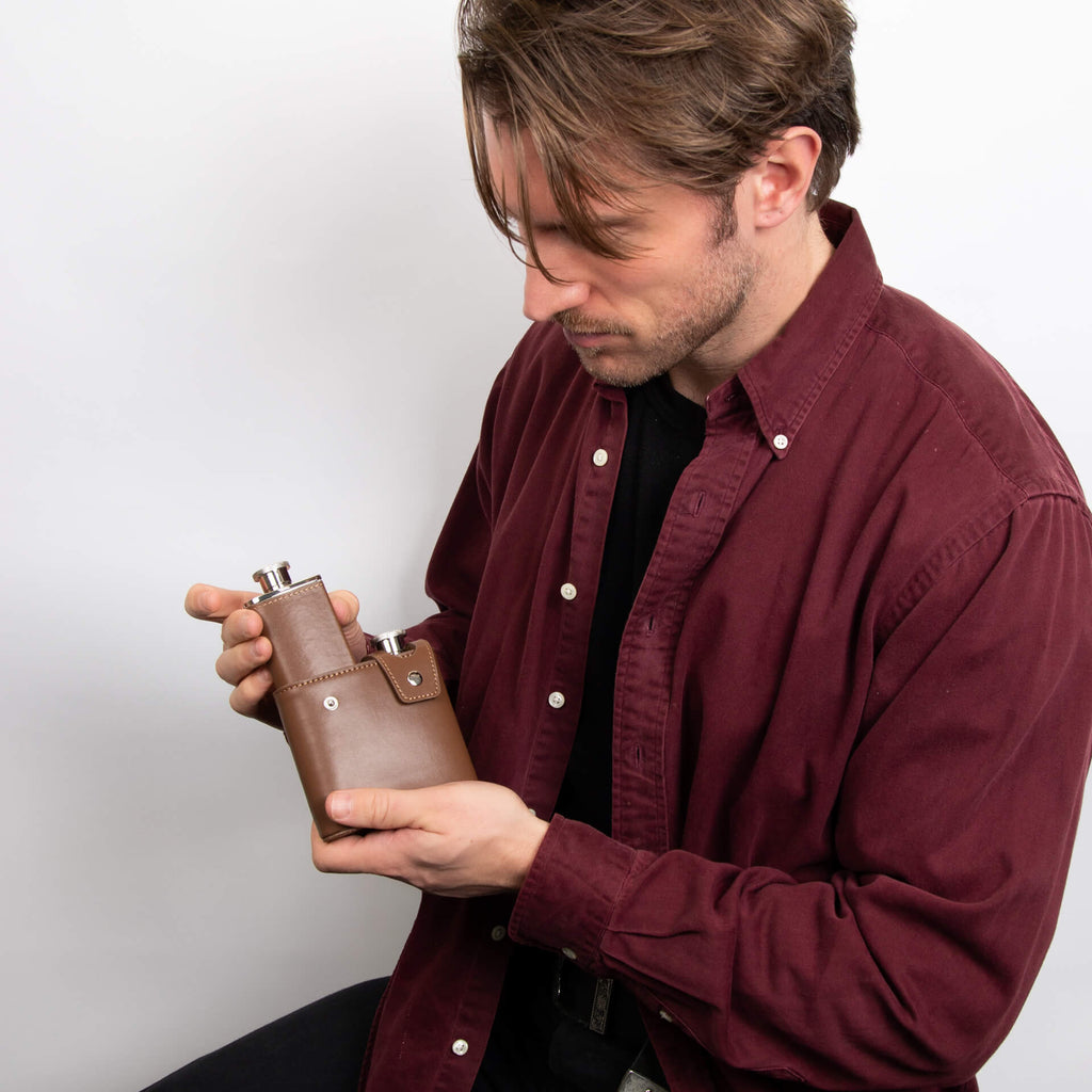 Gecko Jewellery Twin 3oz Brown Leather Hip Flasks with Case Set