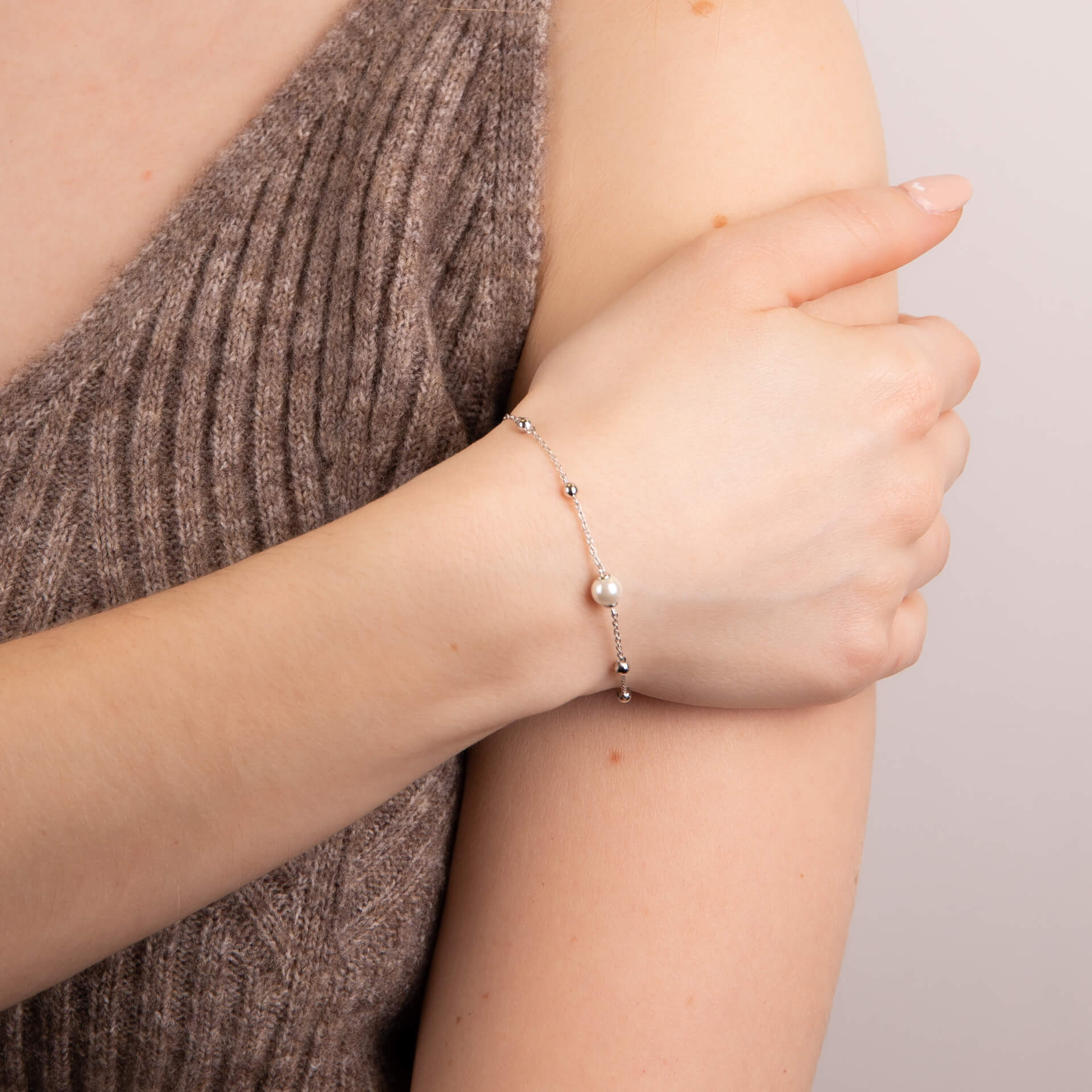 Gecko Jewellery Shell Pearl Station Bracelet – Plated Sterling Silver