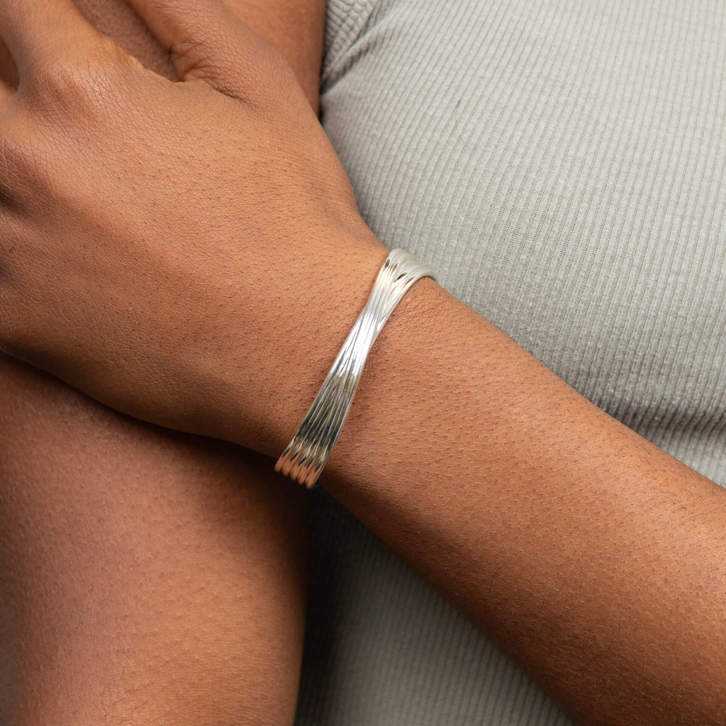 Gecko Jewellery Twisted Ridge Cuff Bangle – Textured Silver Style