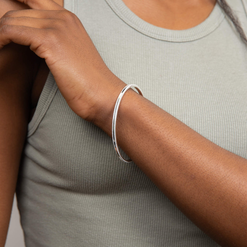 Gecko Jewellery Millegrain Bangle – Minimalist Plain Silver Bracelet