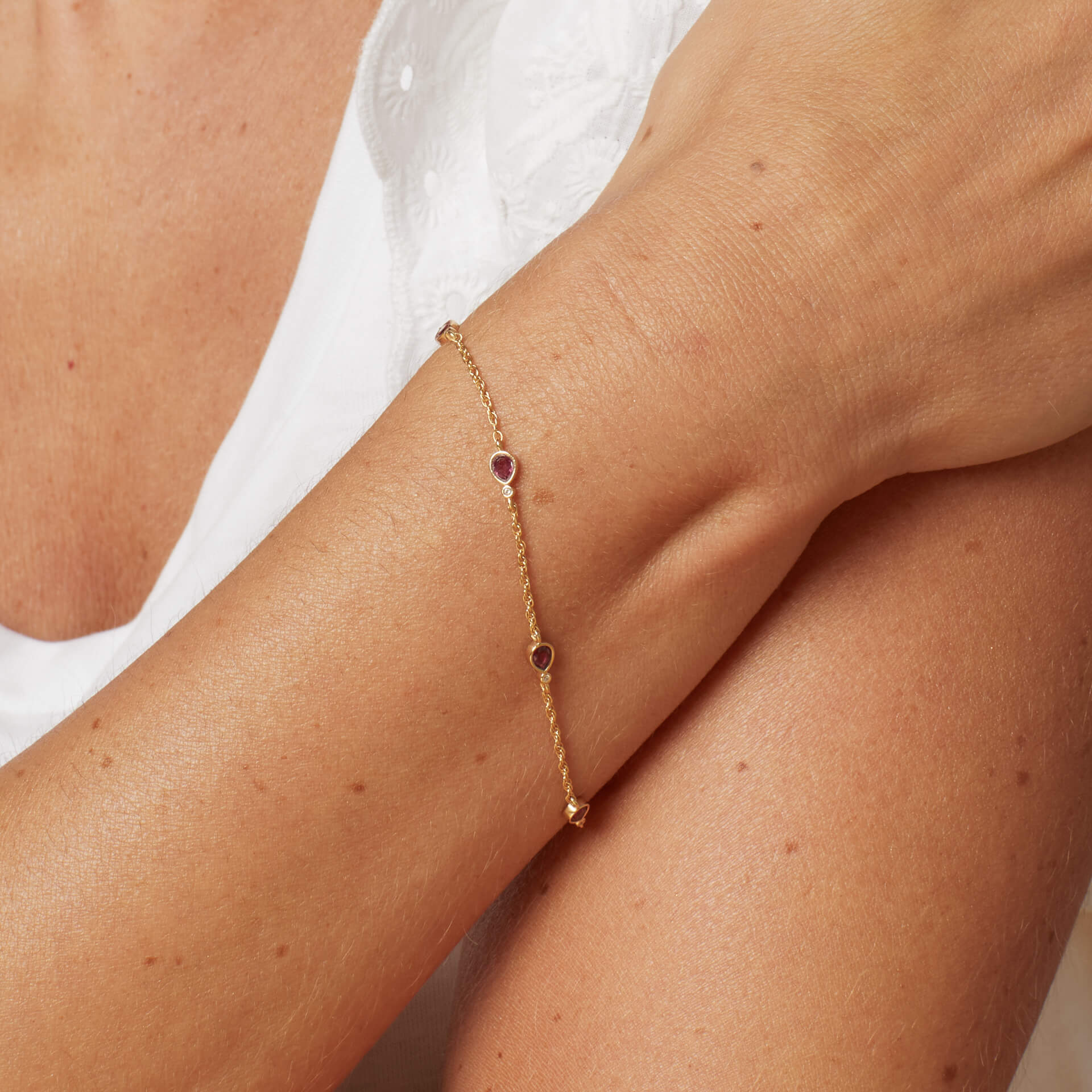 Gecko Jewellery Thornage Flowers Station Bracelet in Sterling Silver