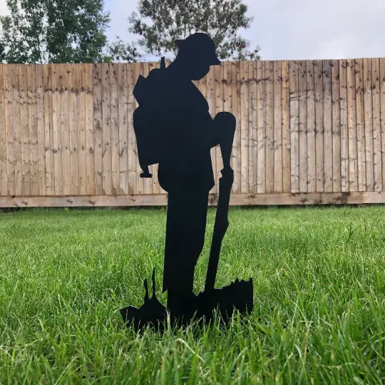 Rustic Metal Soldier Garden Decoration | Black Steel Lawn Art – 51cm