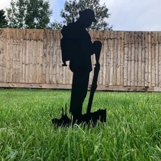 Rustic Metal Soldier Garden Decoration | Black Steel Lawn Art – 51cm