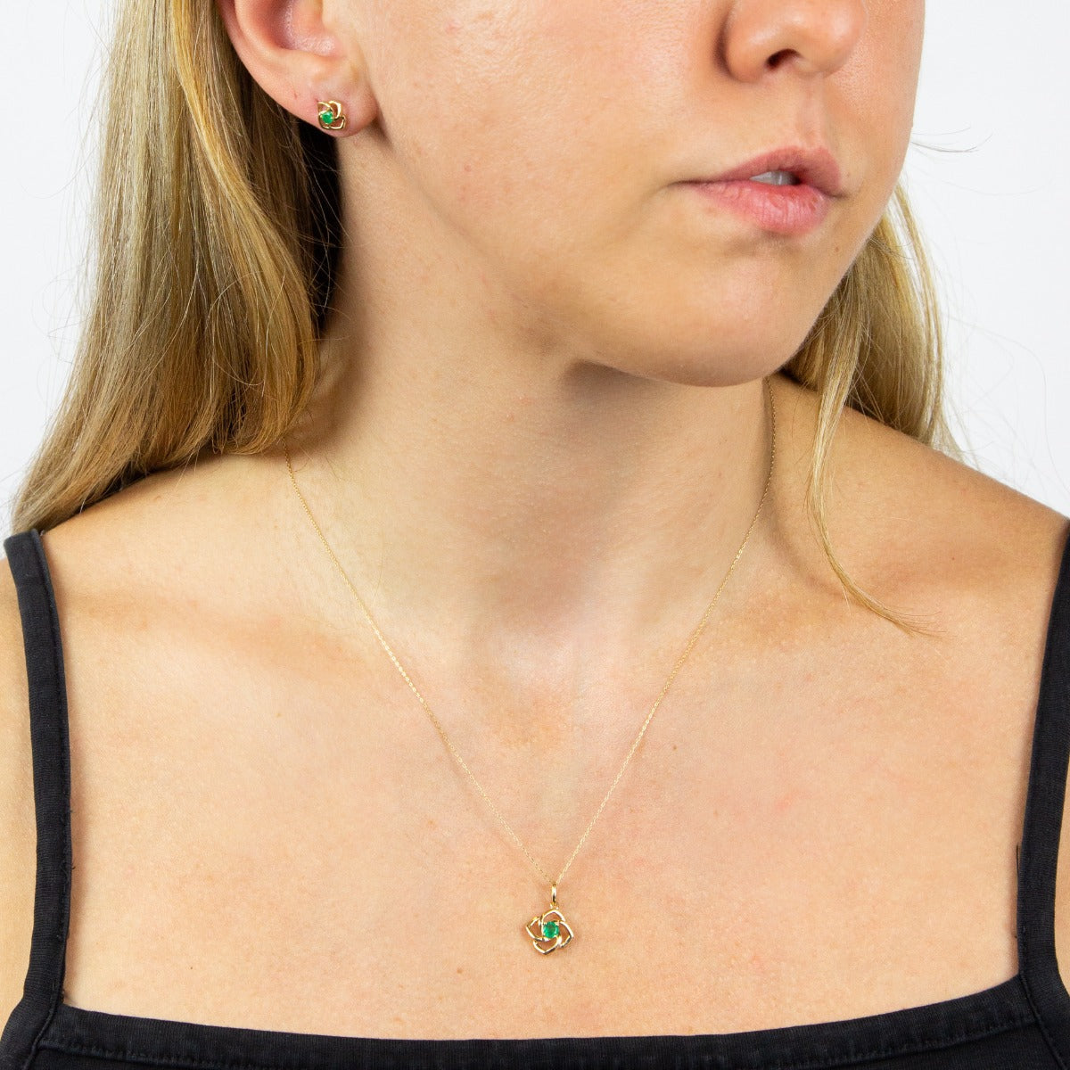 Gecko Jewellery 9ct Yellow Gold Cut Out Flower Pendant with Emerald