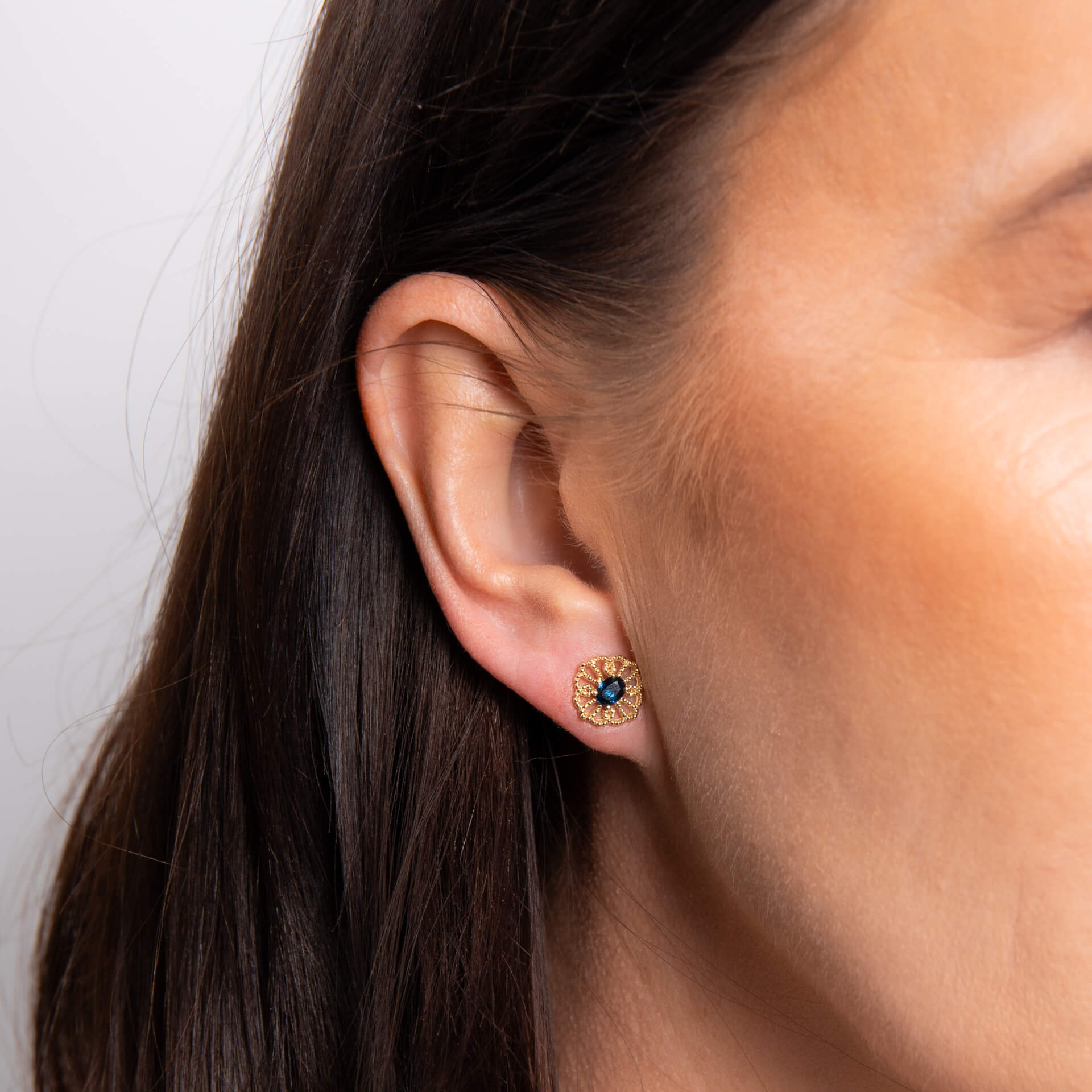 Gecko Jewellery 9ct Gold Sapphire Stud Earrings – Vintage Millegrain