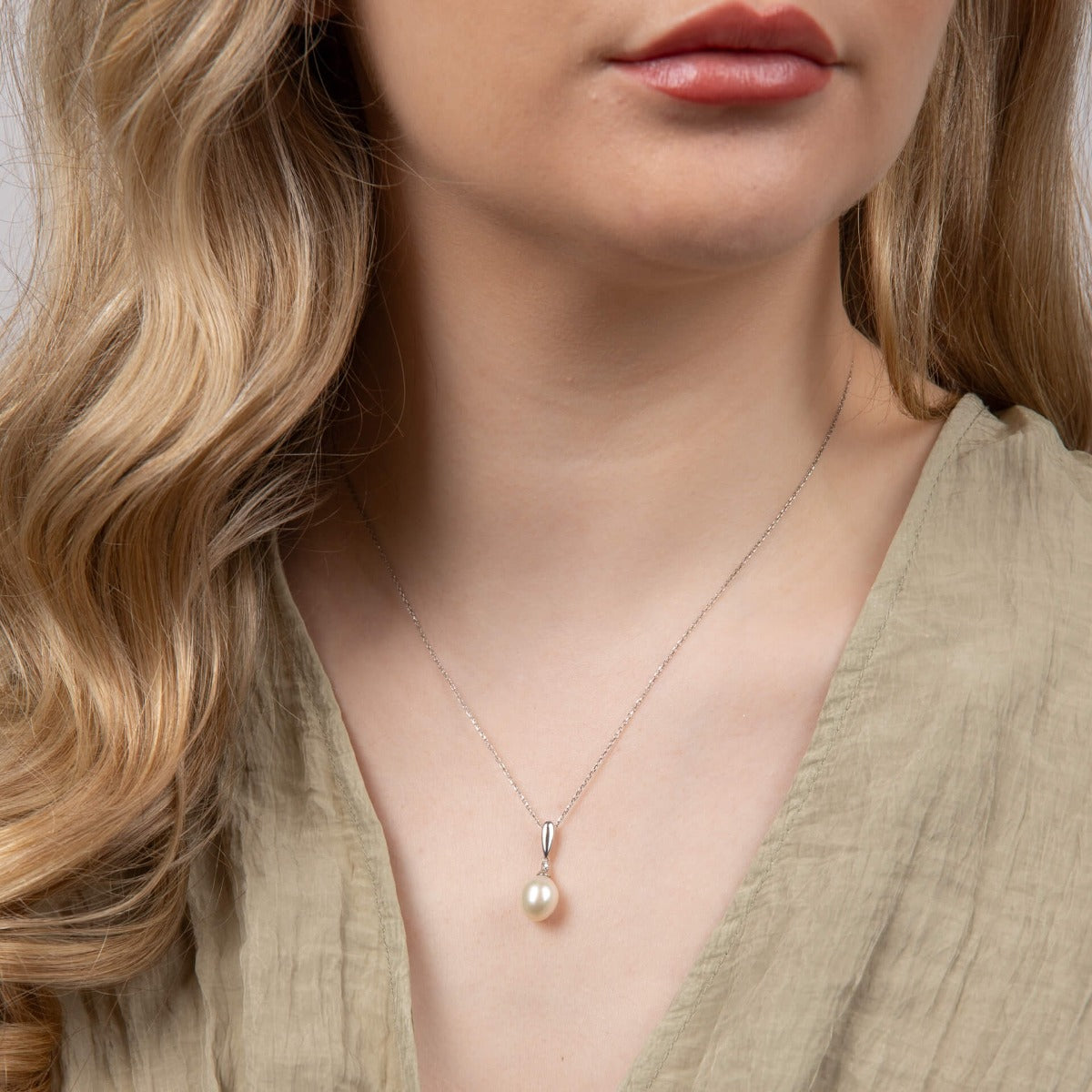 Gecko Jewellery 9ct Gold Freshwater Pearl and Diamond Drop Pendant