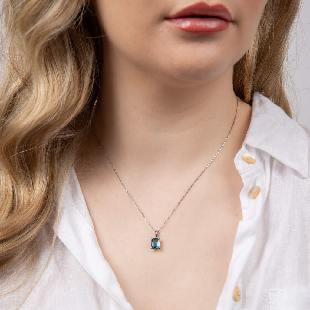 Gecko Jewellery 9ct Gold Rectangle London Blue Topaz Pendant