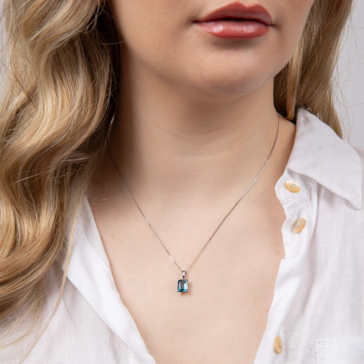 Gecko Jewellery 9ct Gold Rectangle London Blue Topaz Pendant