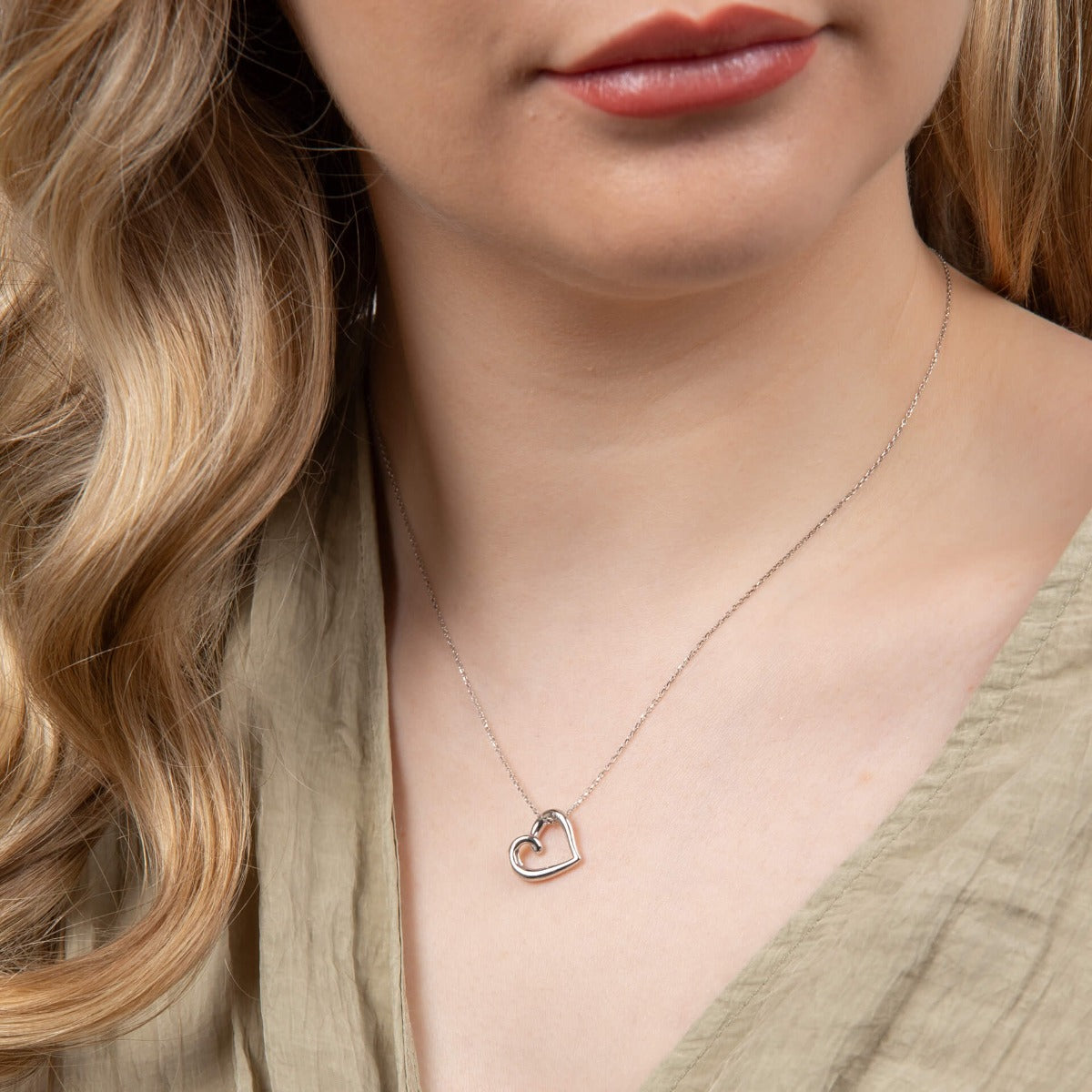 Gecko Jewellery Organic Heart Pendant – 9ct Gold Modern Classic Necklace