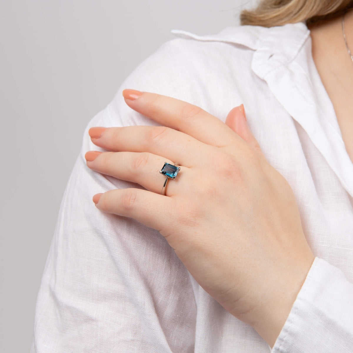 Gecko Jewellery 9ct Gold Rectangle London Blue Topaz Ring