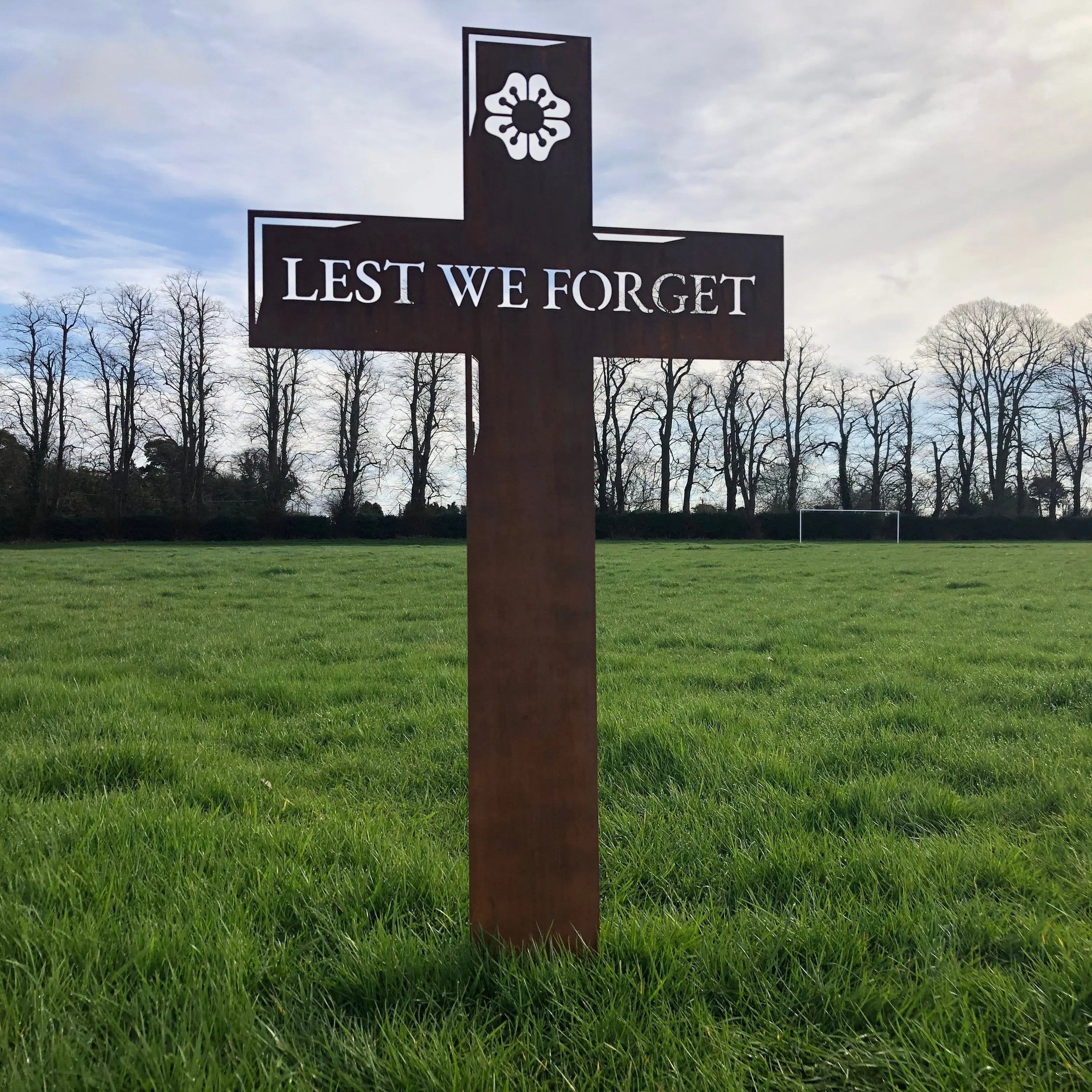 Lest We Forget Metal Cross Garden Decoration | Rusty Steel Memorial