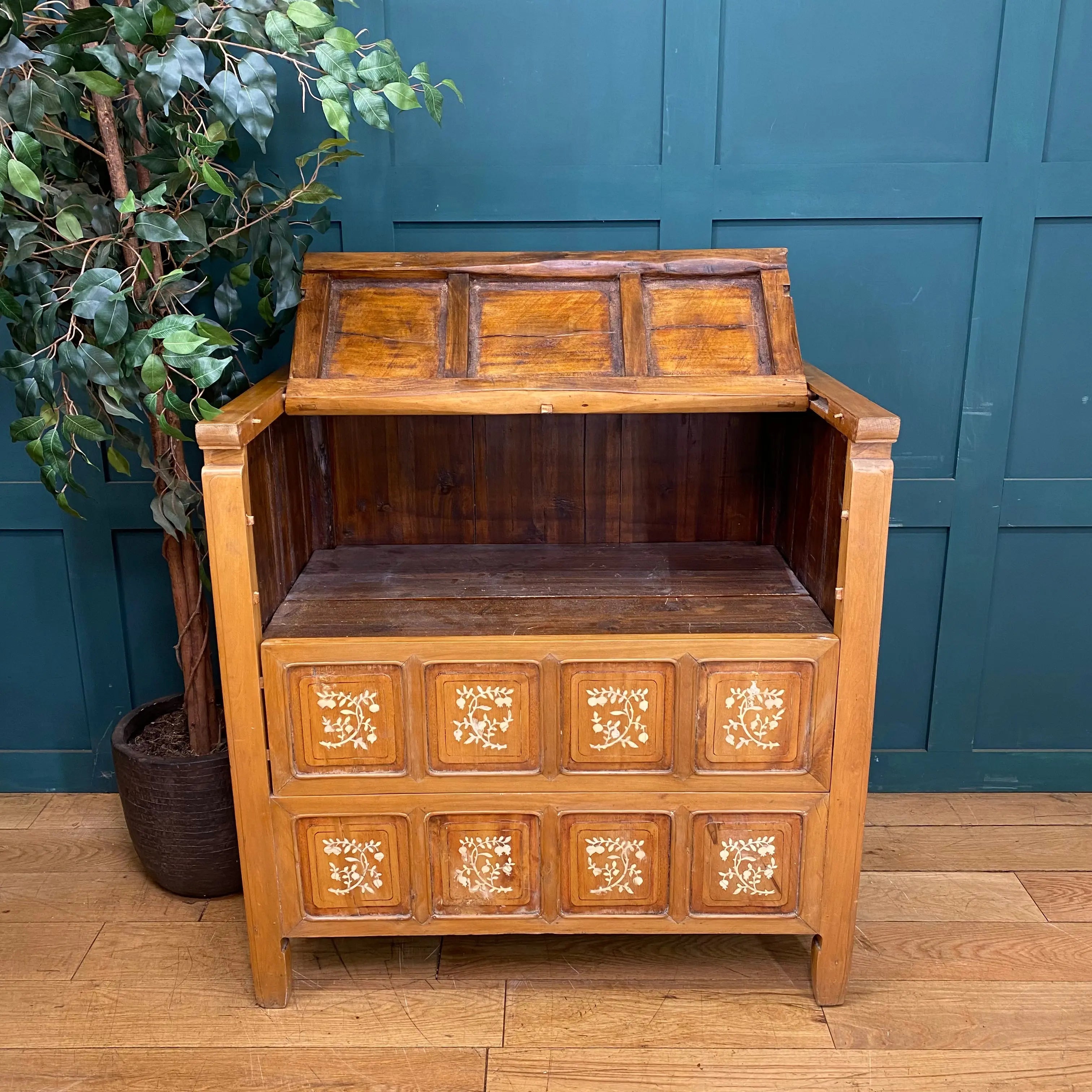 Vintage  Sideboard / Dowry Linen Chest / Chest Of Drawers /Cocktail Cabinet