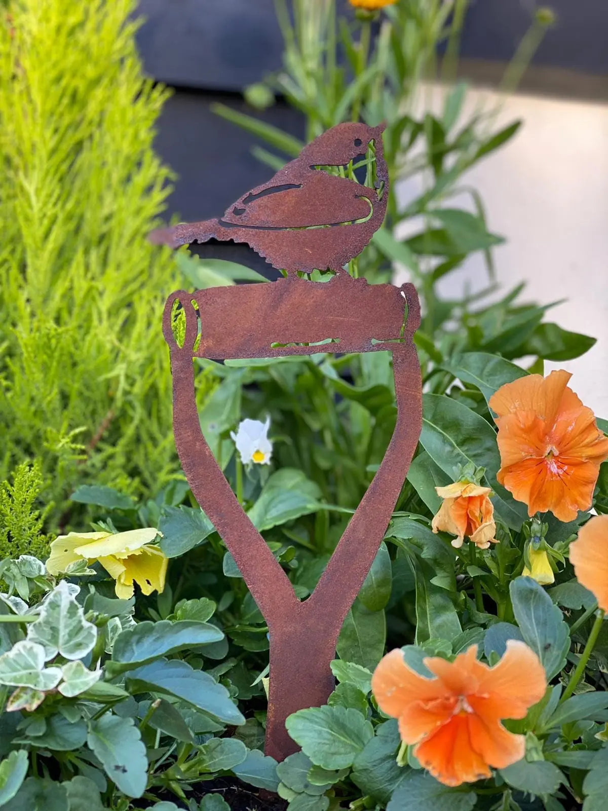 Rustic Warehouse Norfolk Metal Robin on a Spade Garden Decoration