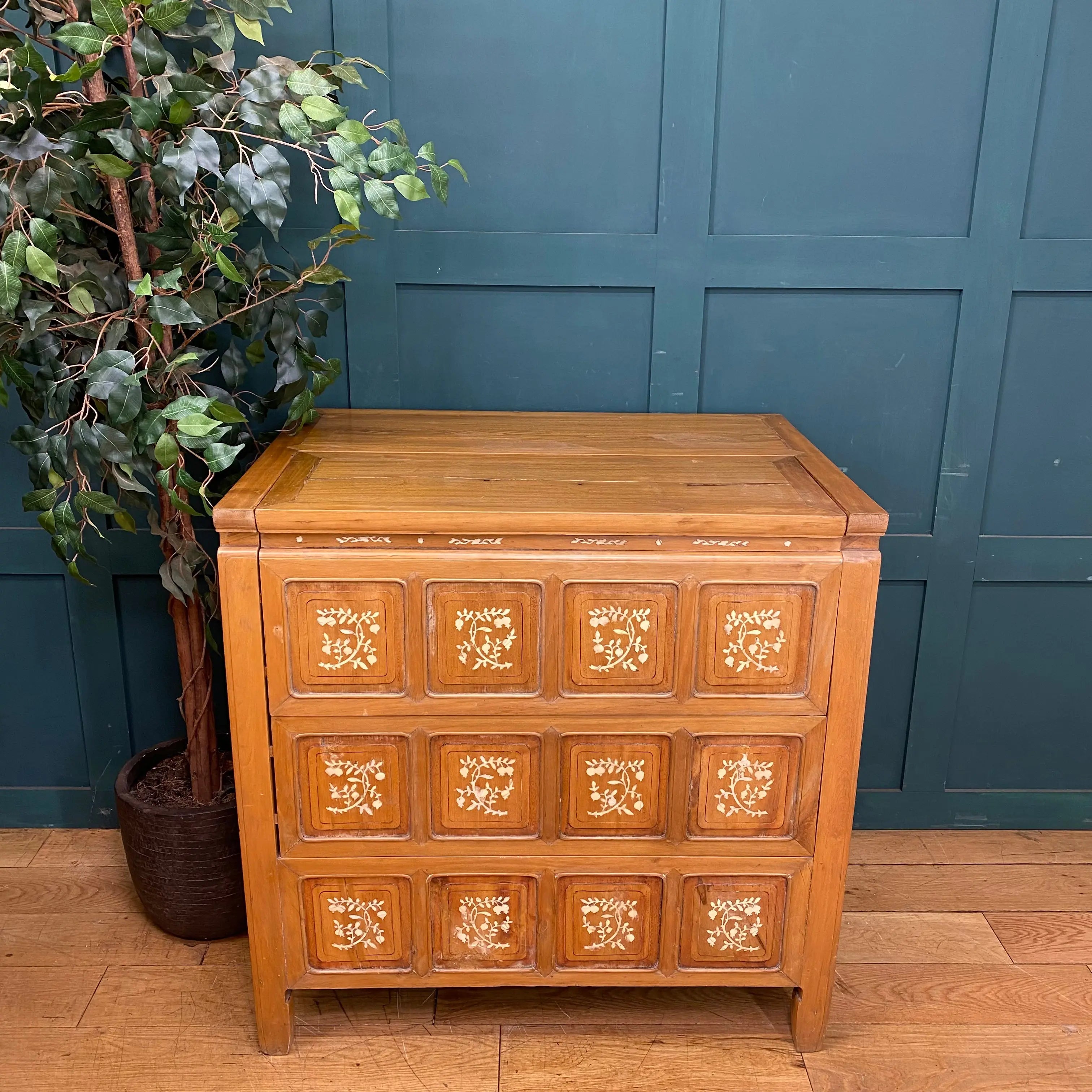 Vintage  Sideboard / Dowry Linen Chest / Chest Of Drawers /Cocktail Cabinet