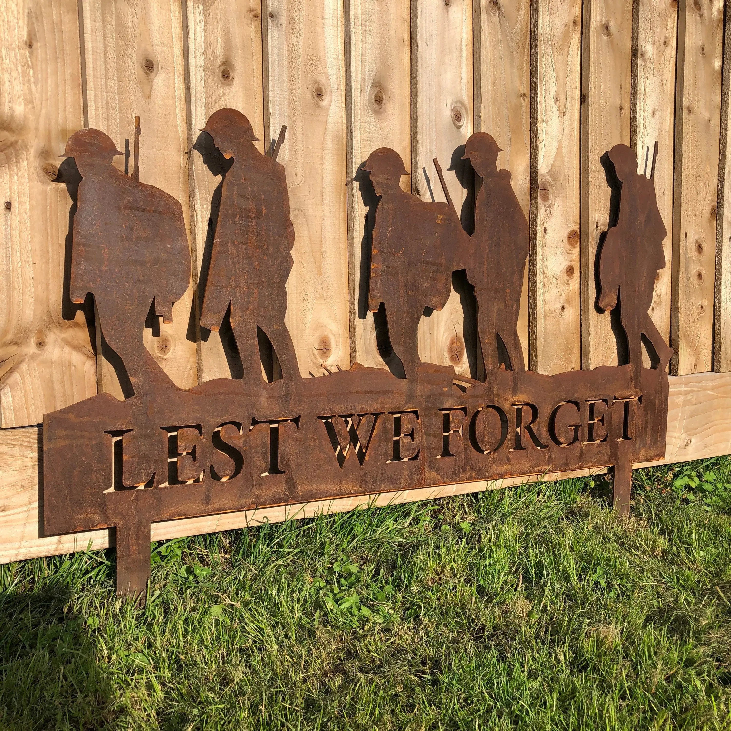 Lest We Forget Soldier Garden Scene – Rusty Metal Memorial Decor