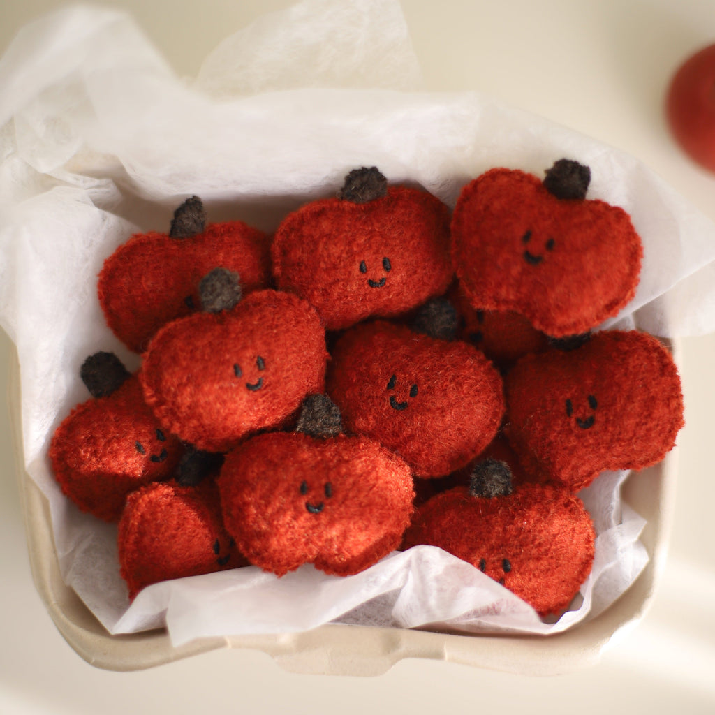 LuLuFun Studio Apple Woollen Brooch – Handcrafted Kawaii Fruit Pin