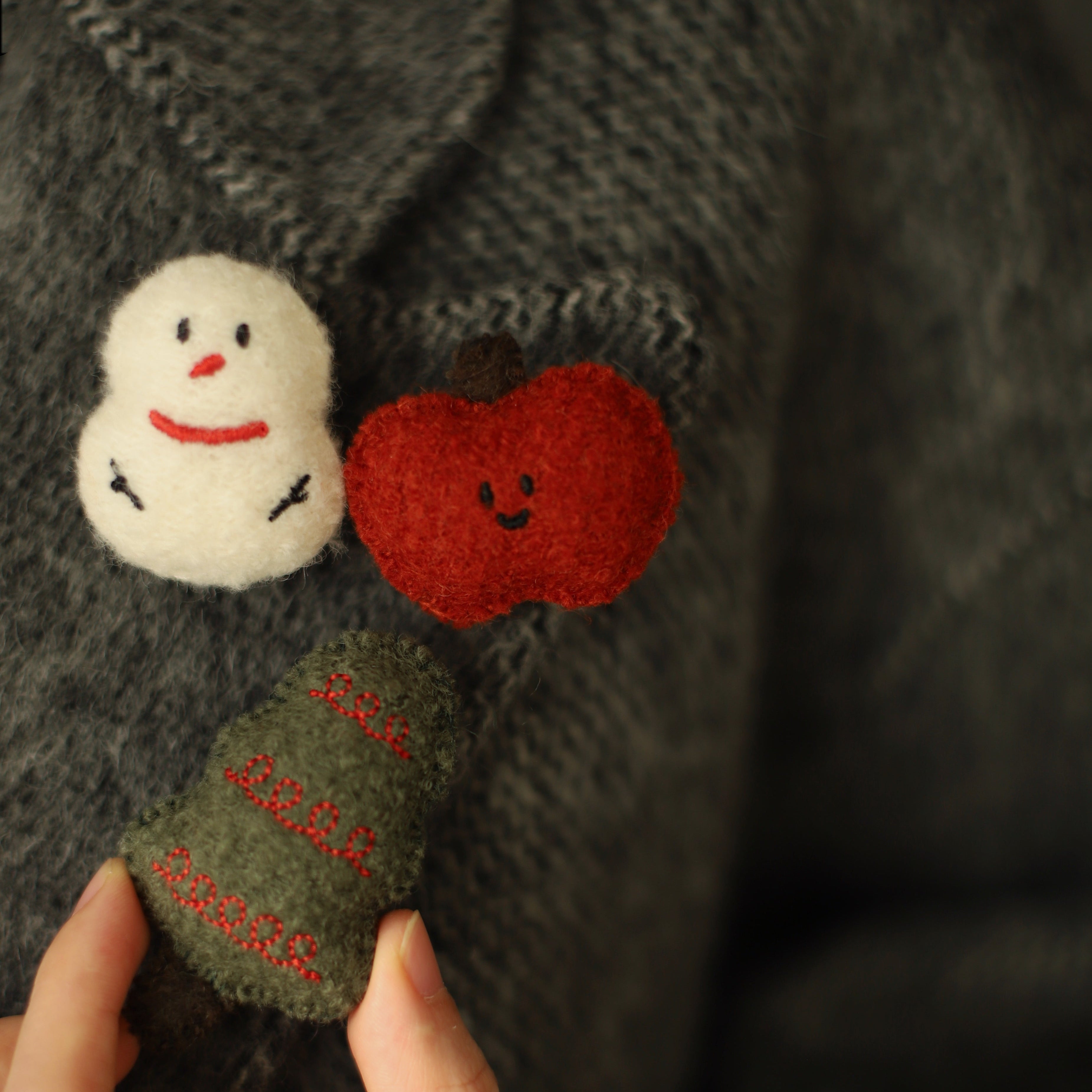 LuLuFun Studio Apple Woollen Brooch – Handcrafted Kawaii Fruit Pin