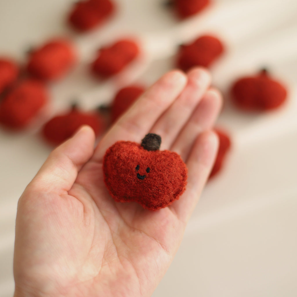 LuLuFun Studio Apple Woollen Brooch – Handcrafted Kawaii Fruit Pin