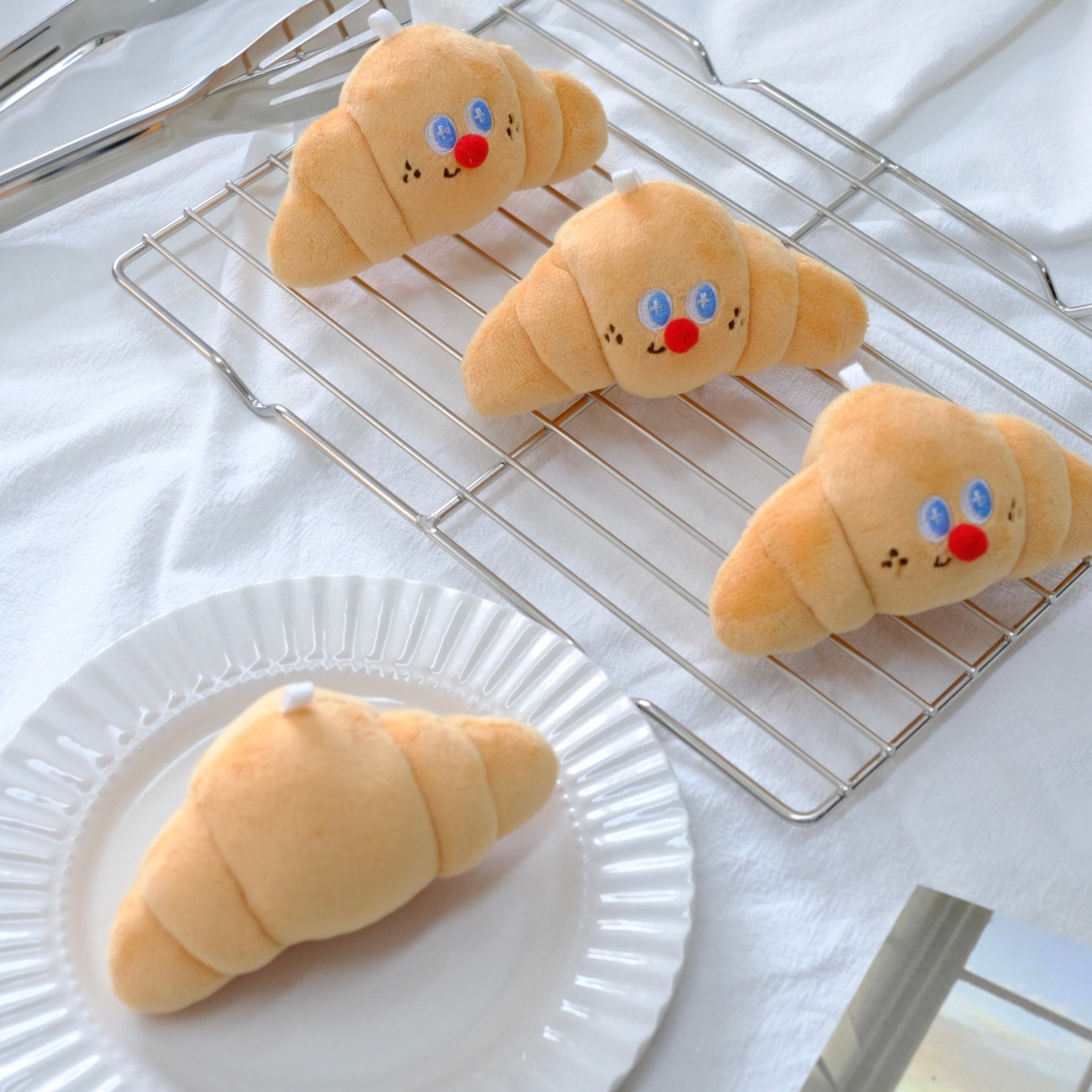 LuLuFun Studio Croissant Plush Keychain – Kawaii Bag Charm & Toy Clip