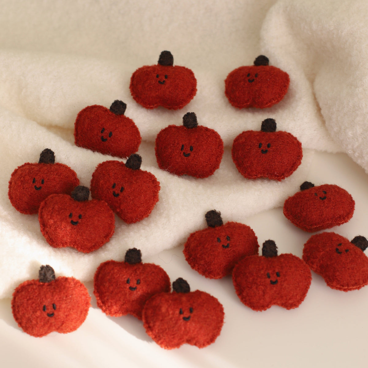 LuLuFun Studio Apple Woollen Brooch – Handcrafted Kawaii Fruit Pin