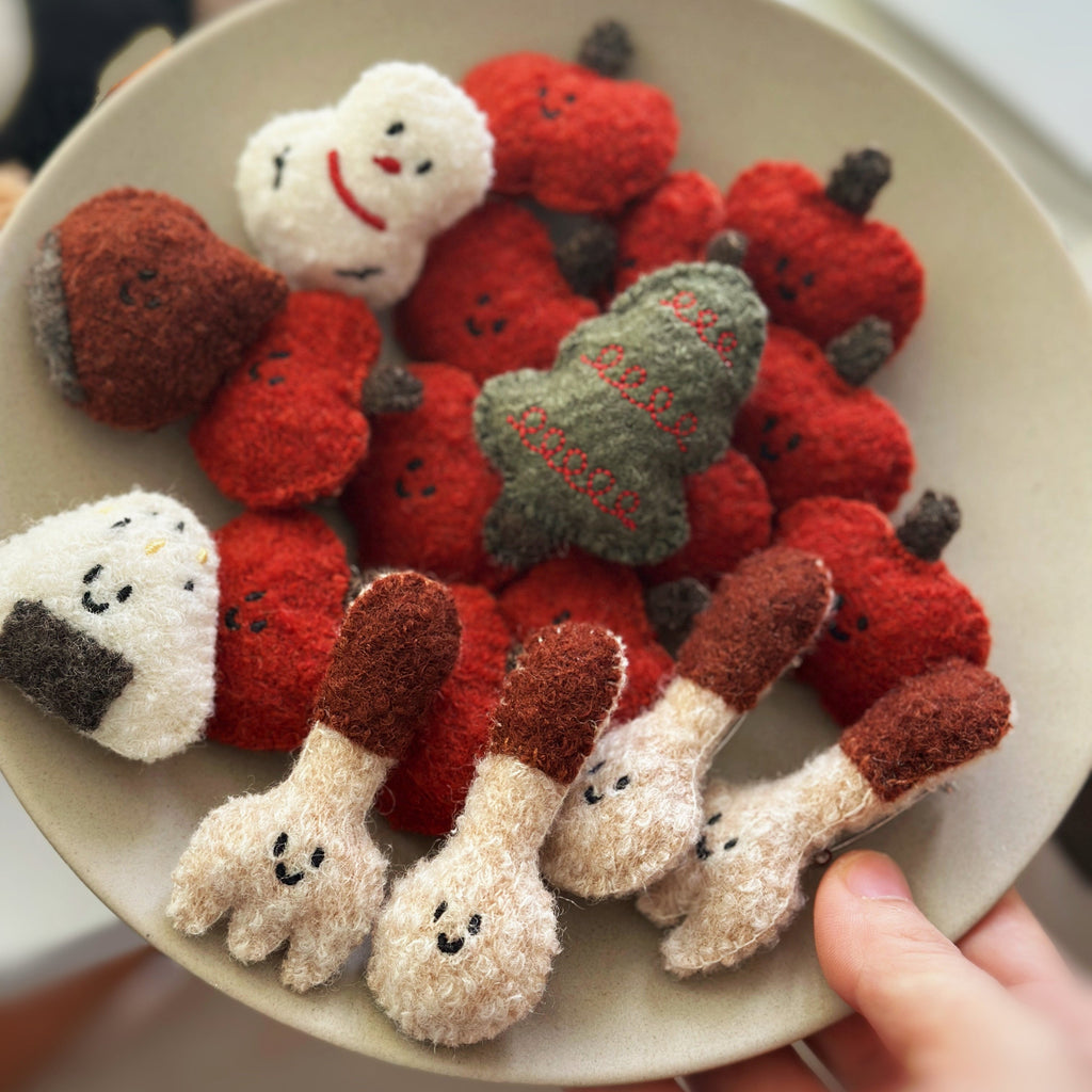 LuLuFun Studio Apple Woollen Brooch – Handcrafted Kawaii Fruit Pin
