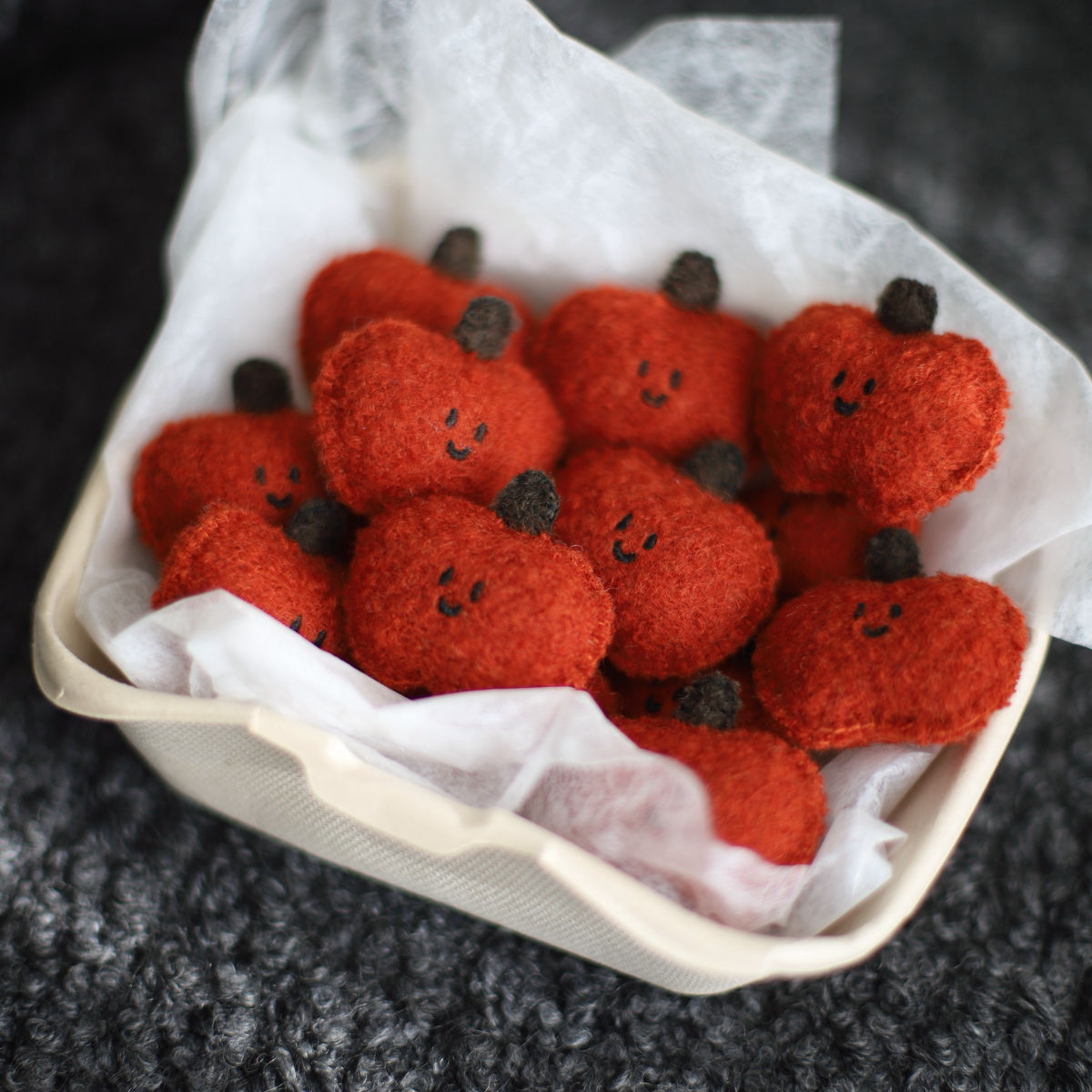 LuLuFun Studio Apple Woollen Brooch – Handcrafted Kawaii Fruit Pin
