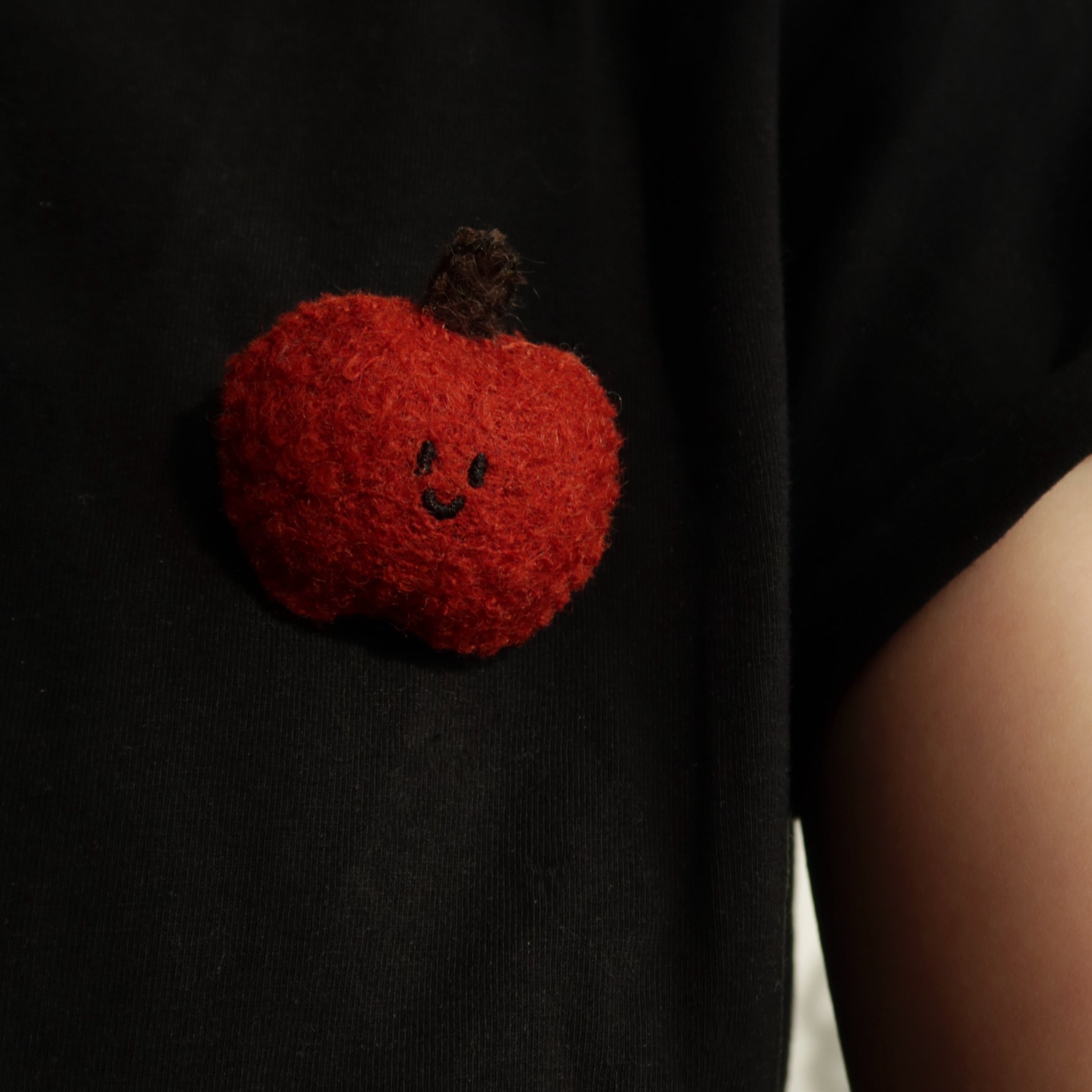 LuLuFun Studio Apple Woollen Brooch – Handcrafted Kawaii Fruit Pin