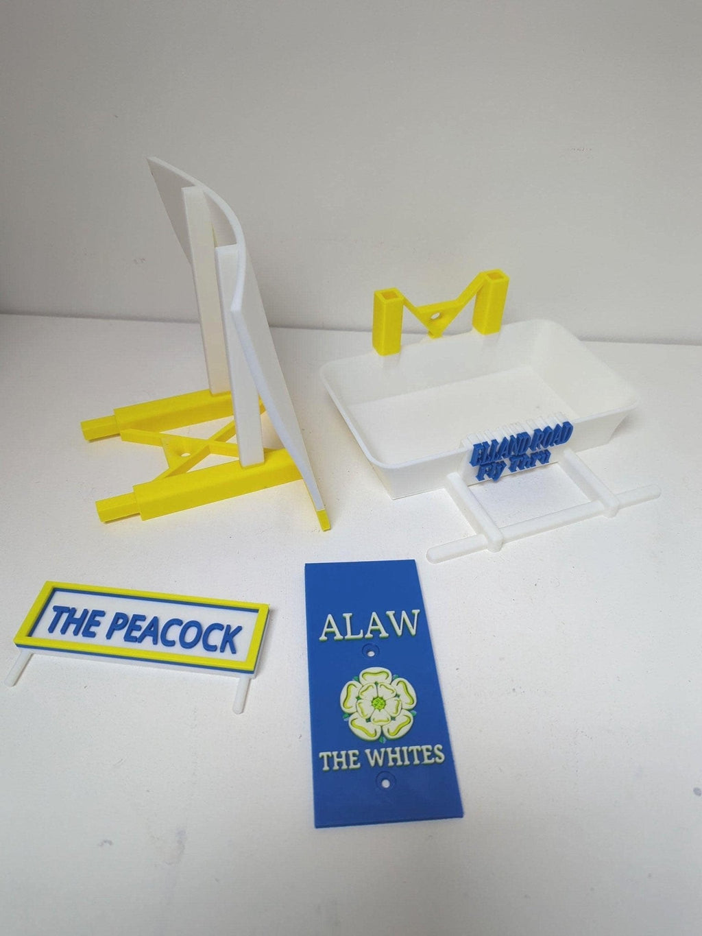 Chaddyverse Leeds United Bird Feeding Station – Elland Road Garden Decor