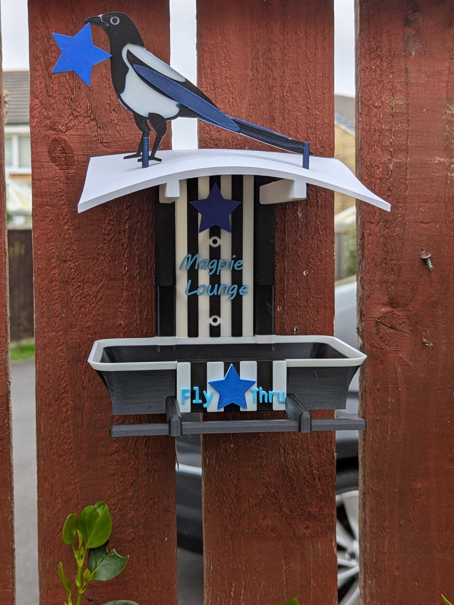 Newcastle United Garden Bird Feeder – NUFC Home Shirt Feeding Station